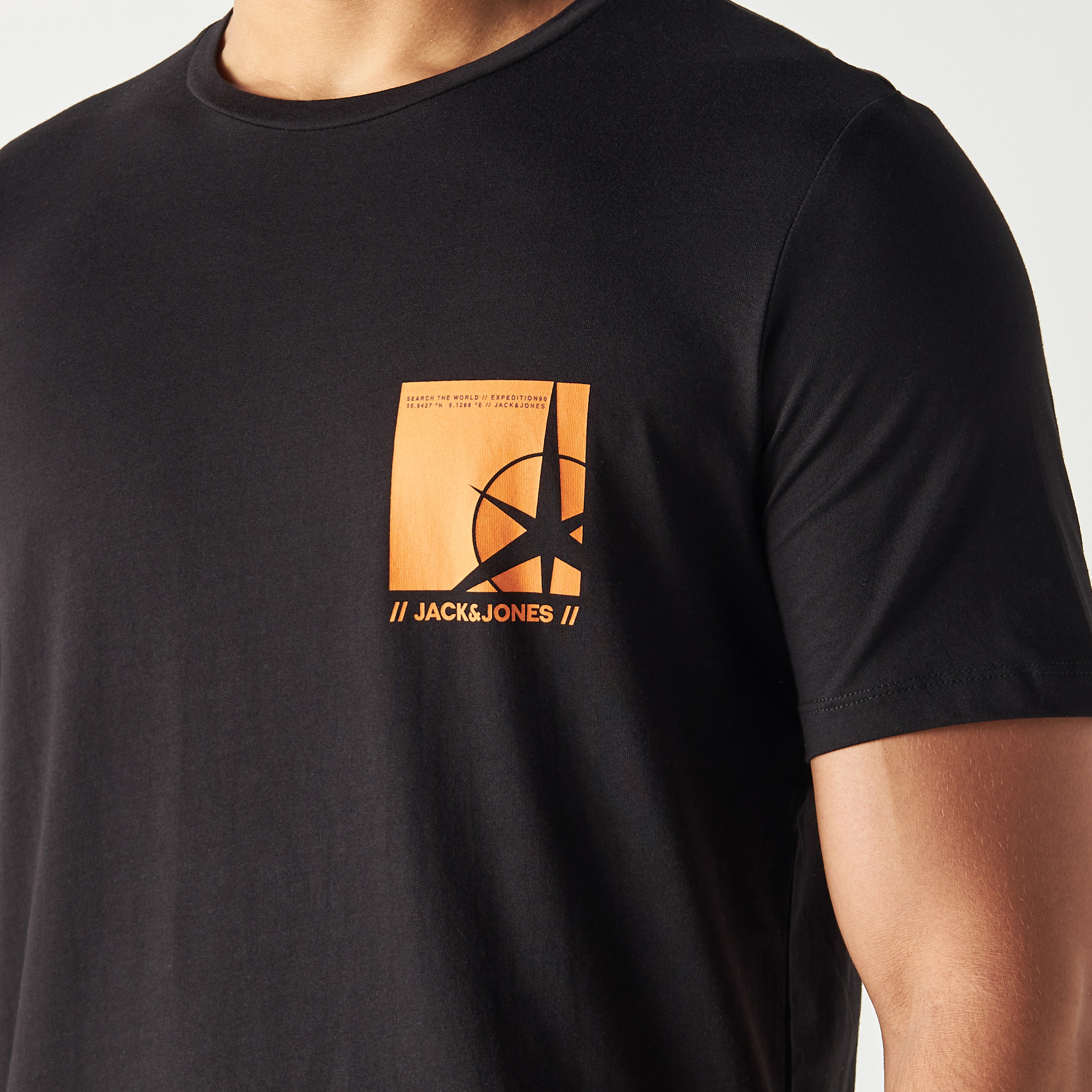 تي شيرت مطبوعة بأكمام قصيرة ورقبة مستديرة  من جاك اند جونز-men-clothing-tshirtsandpolos-tshirts-image-4