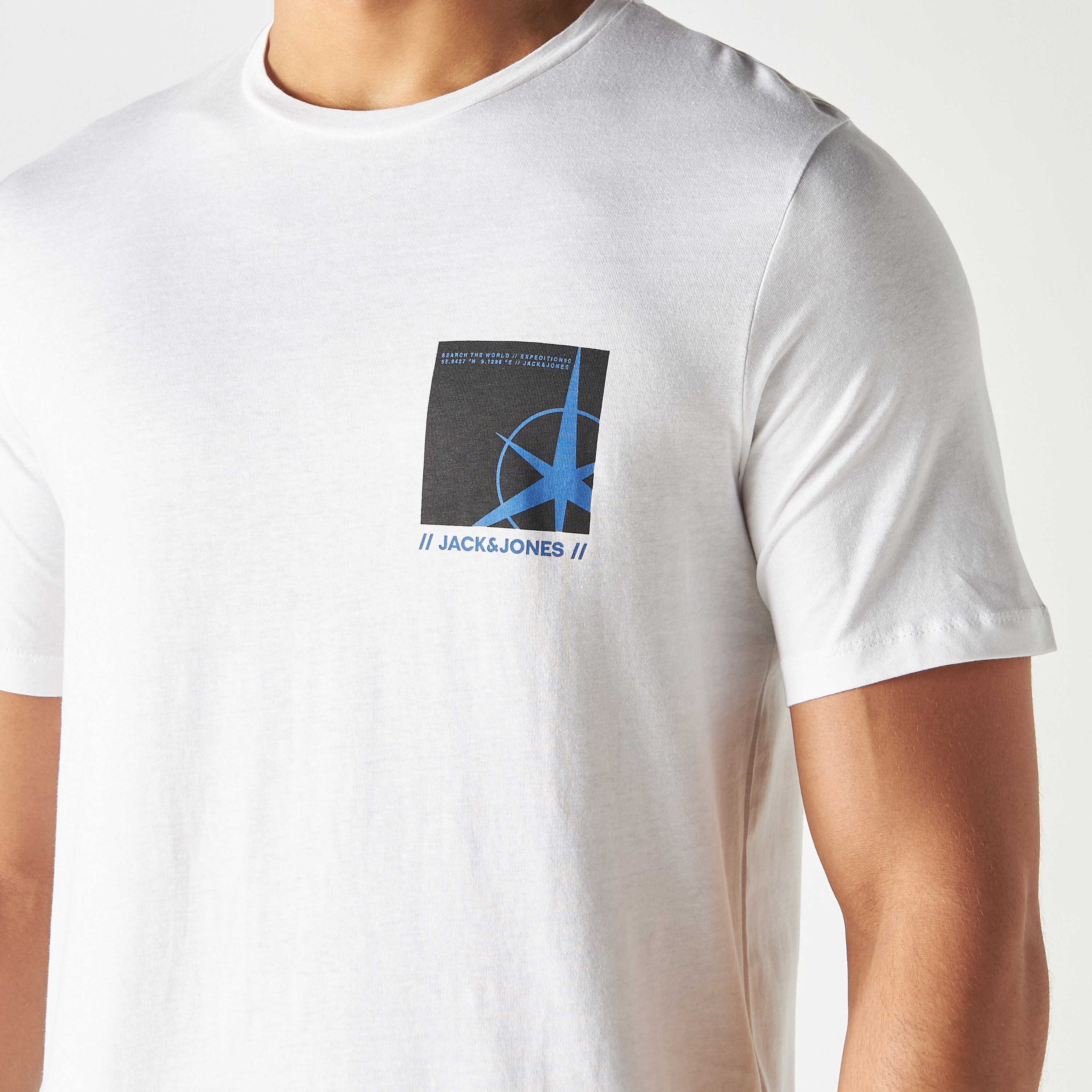تي شيرت مطبوعة بأكمام قصيرة ورقبة مستديرة  من جاك اند جونز-men-clothing-tshirtsandpolos-tshirts-image-10