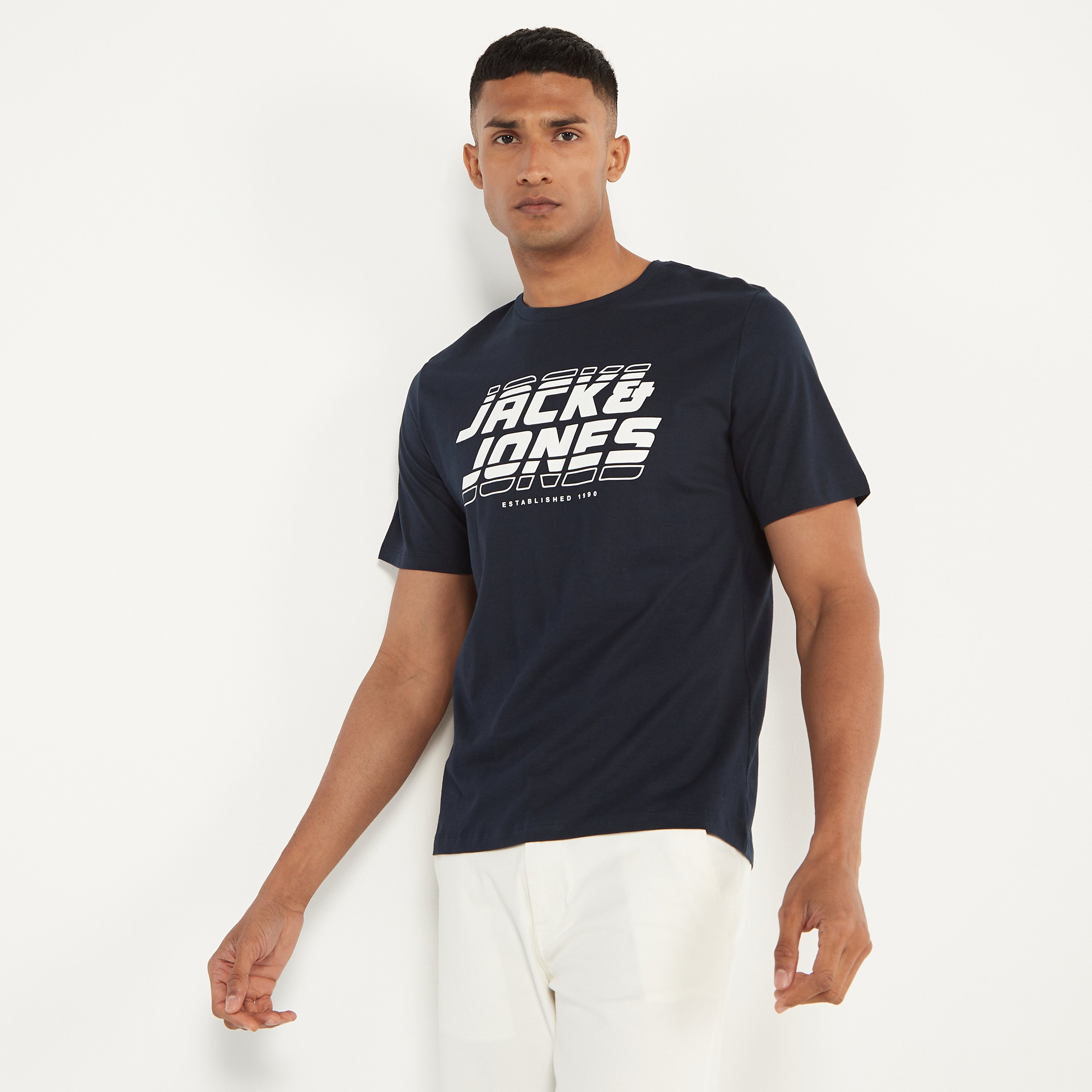 تي شيرت من جاك آند جونز مع شعار بأكمام قصيرة و ياقة مستديرة-men-clothing-tshirtsandpolos-tshirts-image-5