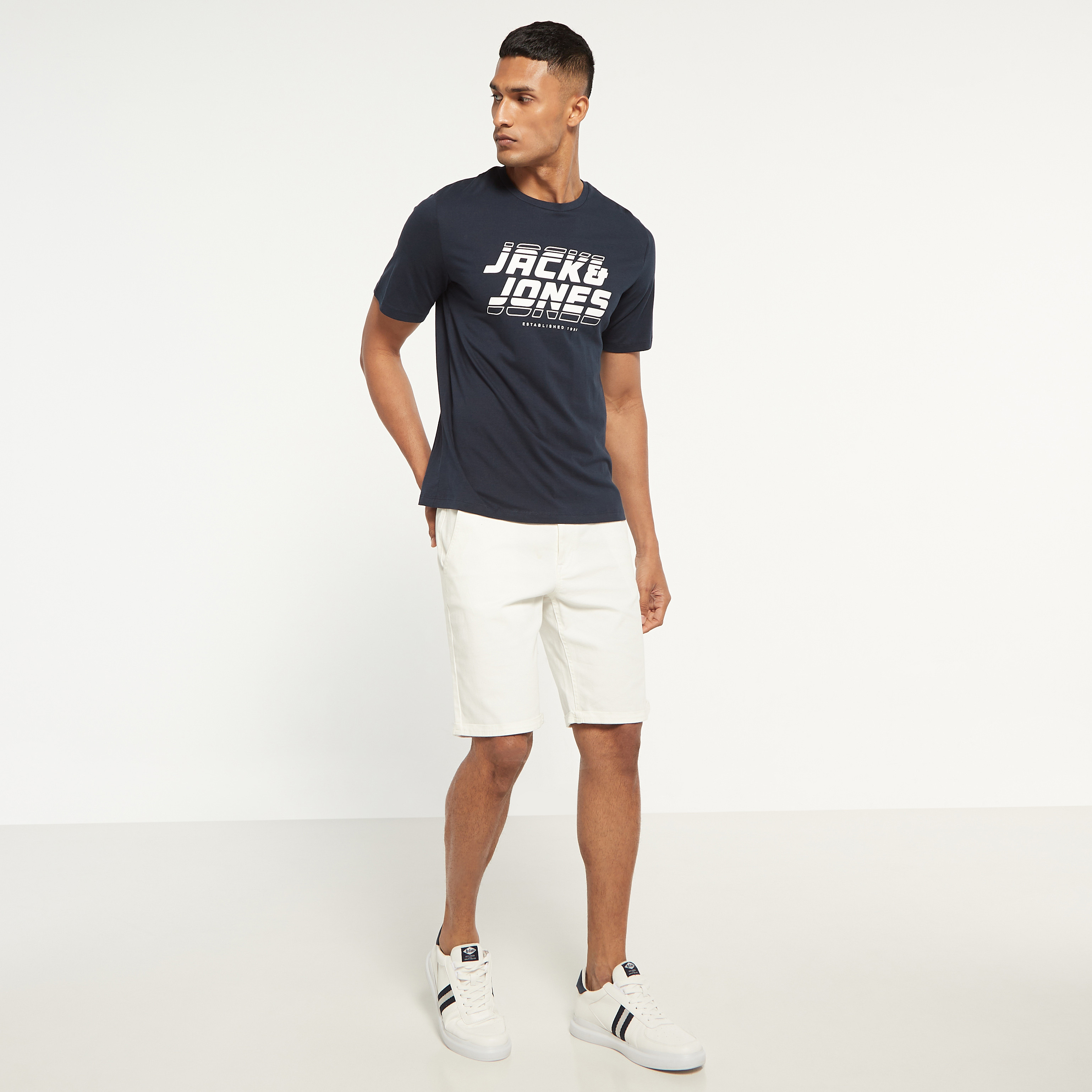 تي شيرت من جاك آند جونز مع شعار بأكمام قصيرة و ياقة مستديرة-men-clothing-tshirtsandpolos-tshirts-image-6