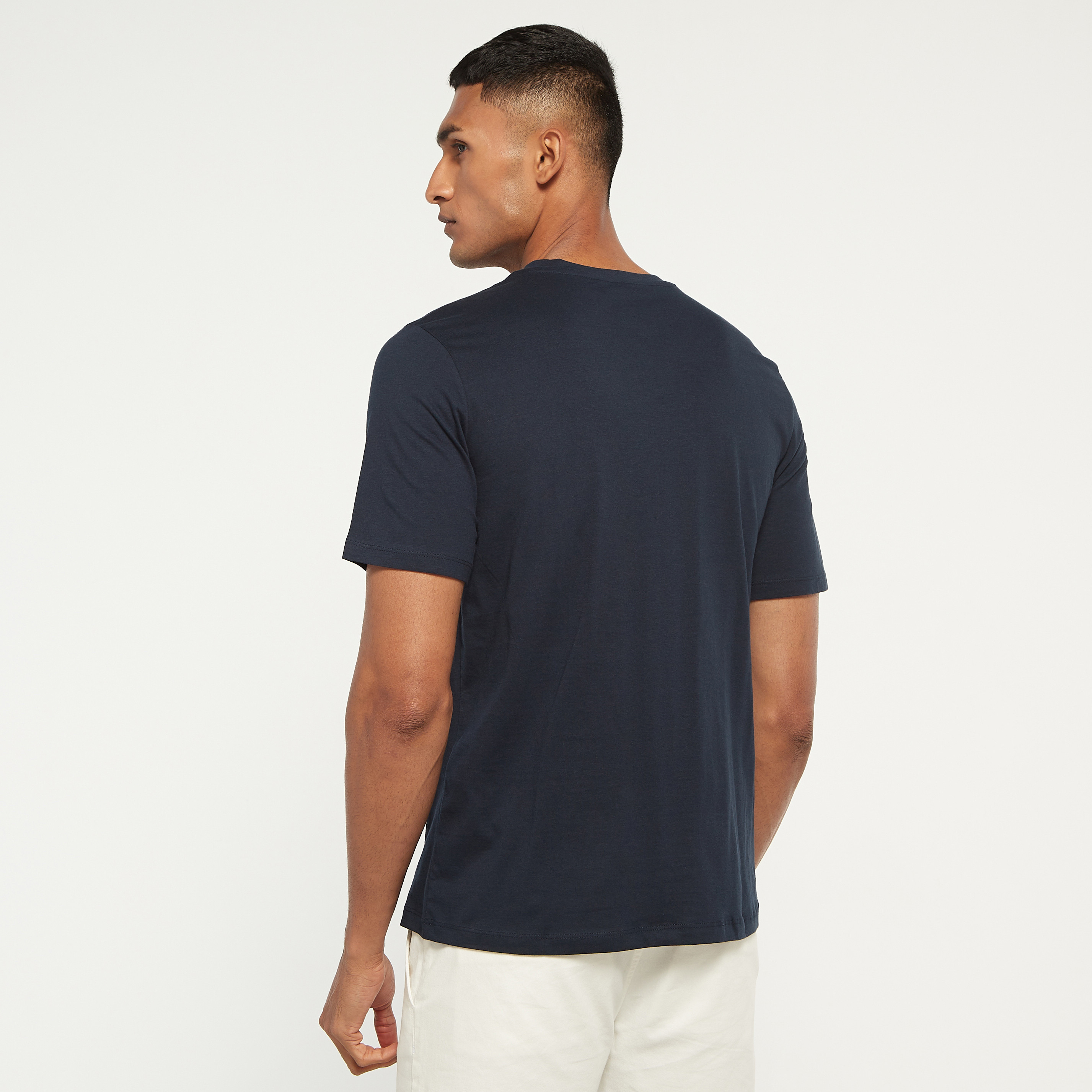تي شيرت من جاك آند جونز مع شعار بأكمام قصيرة و ياقة مستديرة-men-clothing-tshirtsandpolos-tshirts-image-7