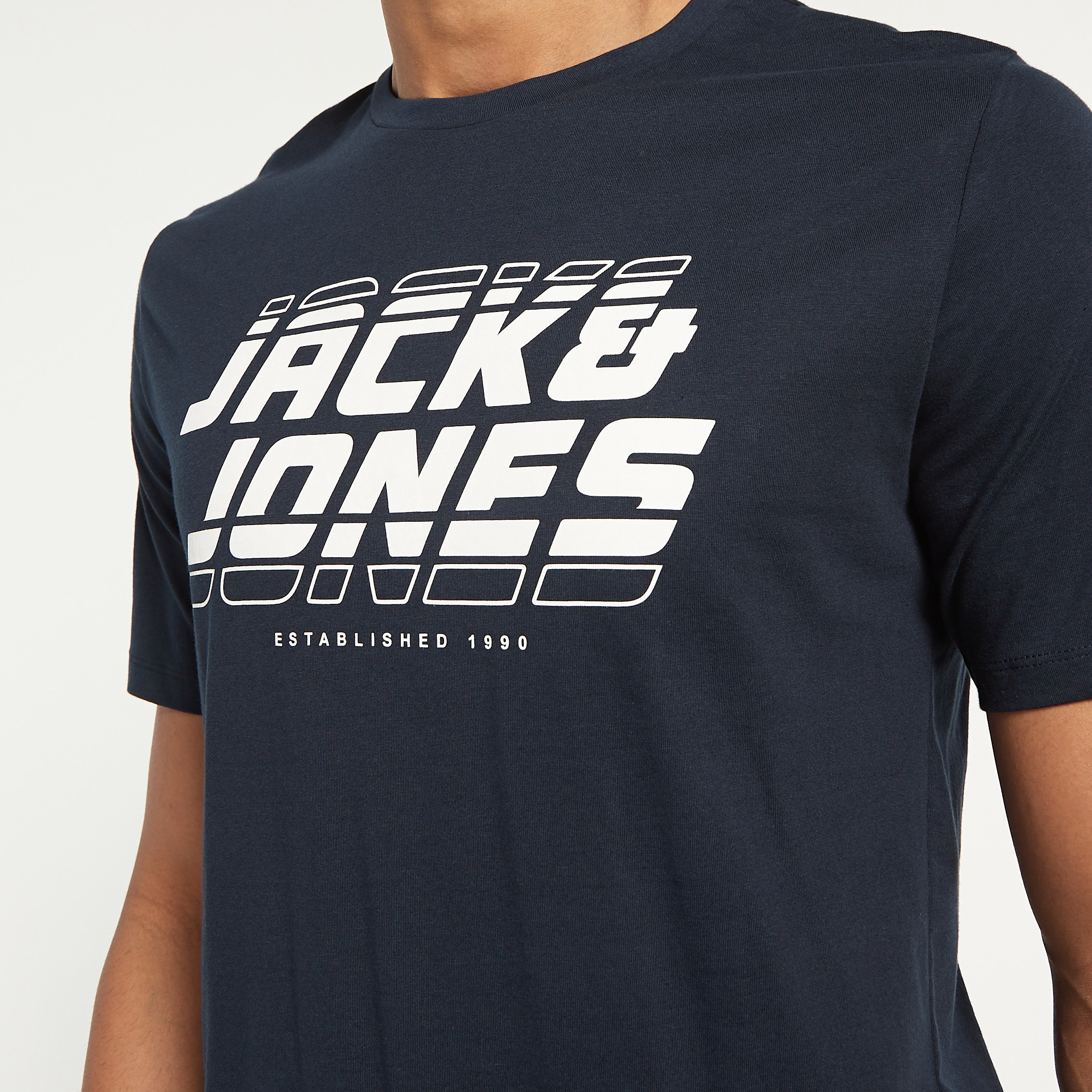 تي شيرت من جاك آند جونز مع شعار بأكمام قصيرة و ياقة مستديرة-men-clothing-tshirtsandpolos-tshirts-image-8
