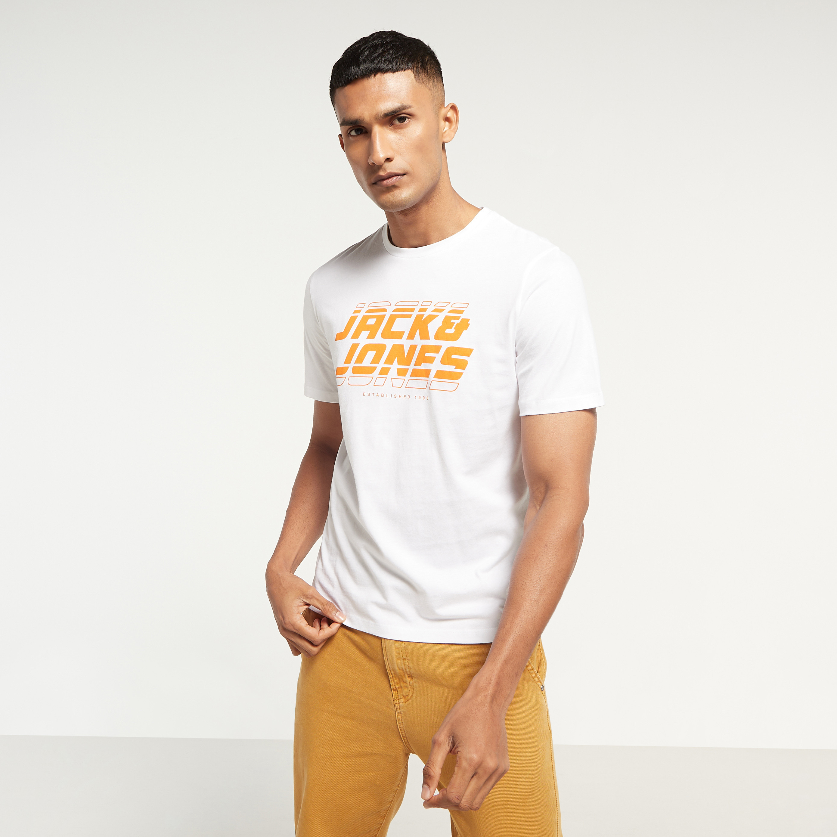 تي شيرت من جاك آند جونز مع شعار بأكمام قصيرة و ياقة مستديرة-men-clothing-tshirtsandpolos-tshirts-image-9