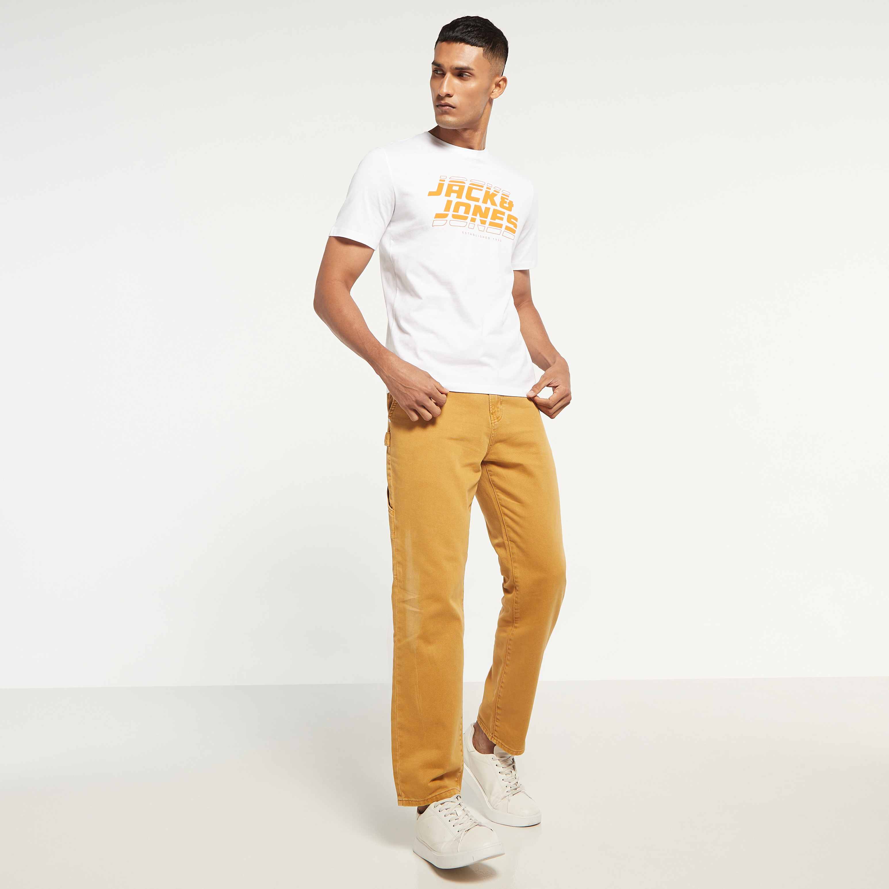 تي شيرت من جاك آند جونز مع شعار بأكمام قصيرة و ياقة مستديرة-men-clothing-tshirtsandpolos-tshirts-image-10