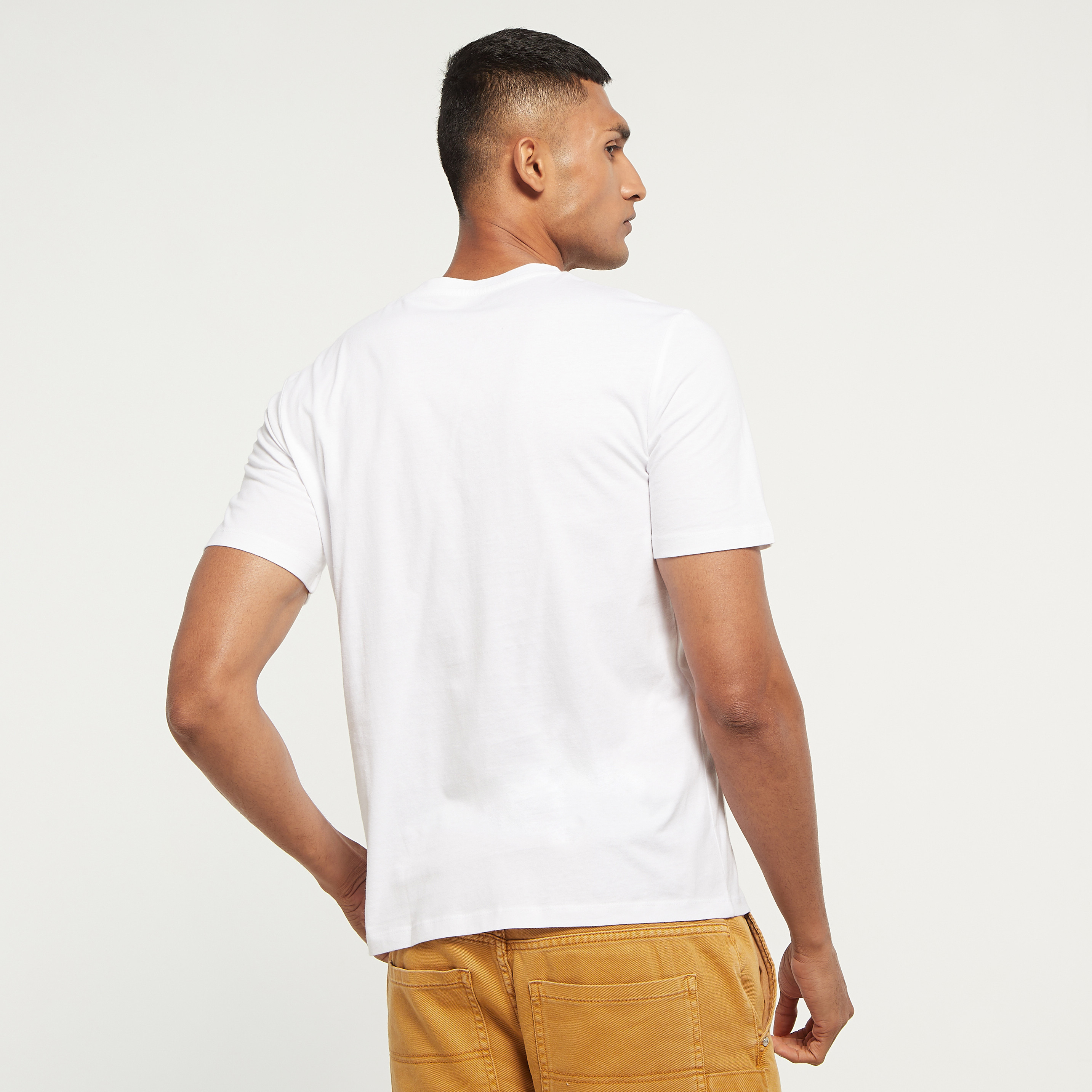 تي شيرت من جاك آند جونز مع شعار بأكمام قصيرة و ياقة مستديرة-men-clothing-tshirtsandpolos-tshirts-image-11