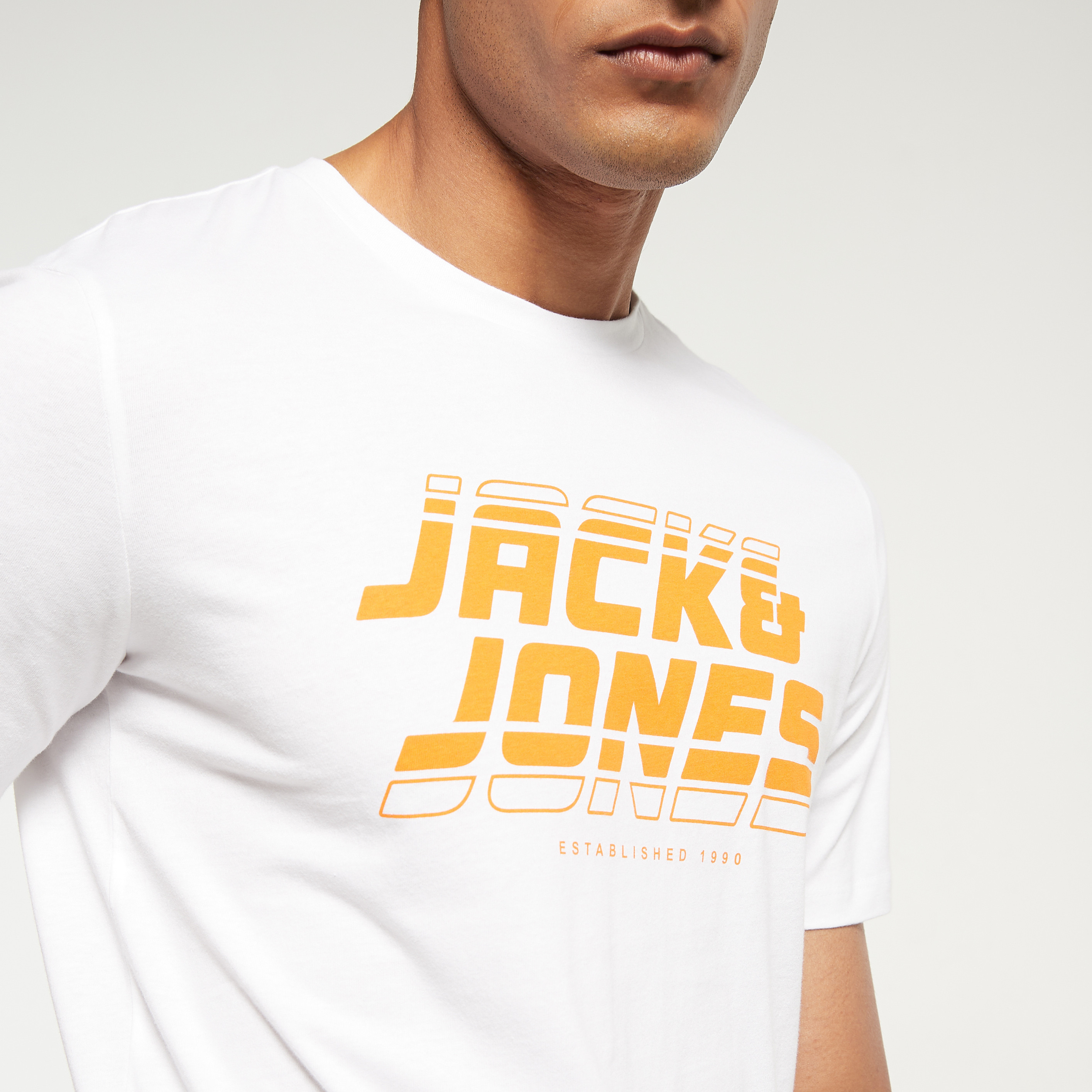 تي شيرت من جاك آند جونز مع شعار بأكمام قصيرة و ياقة مستديرة-men-clothing-tshirtsandpolos-tshirts-image-12