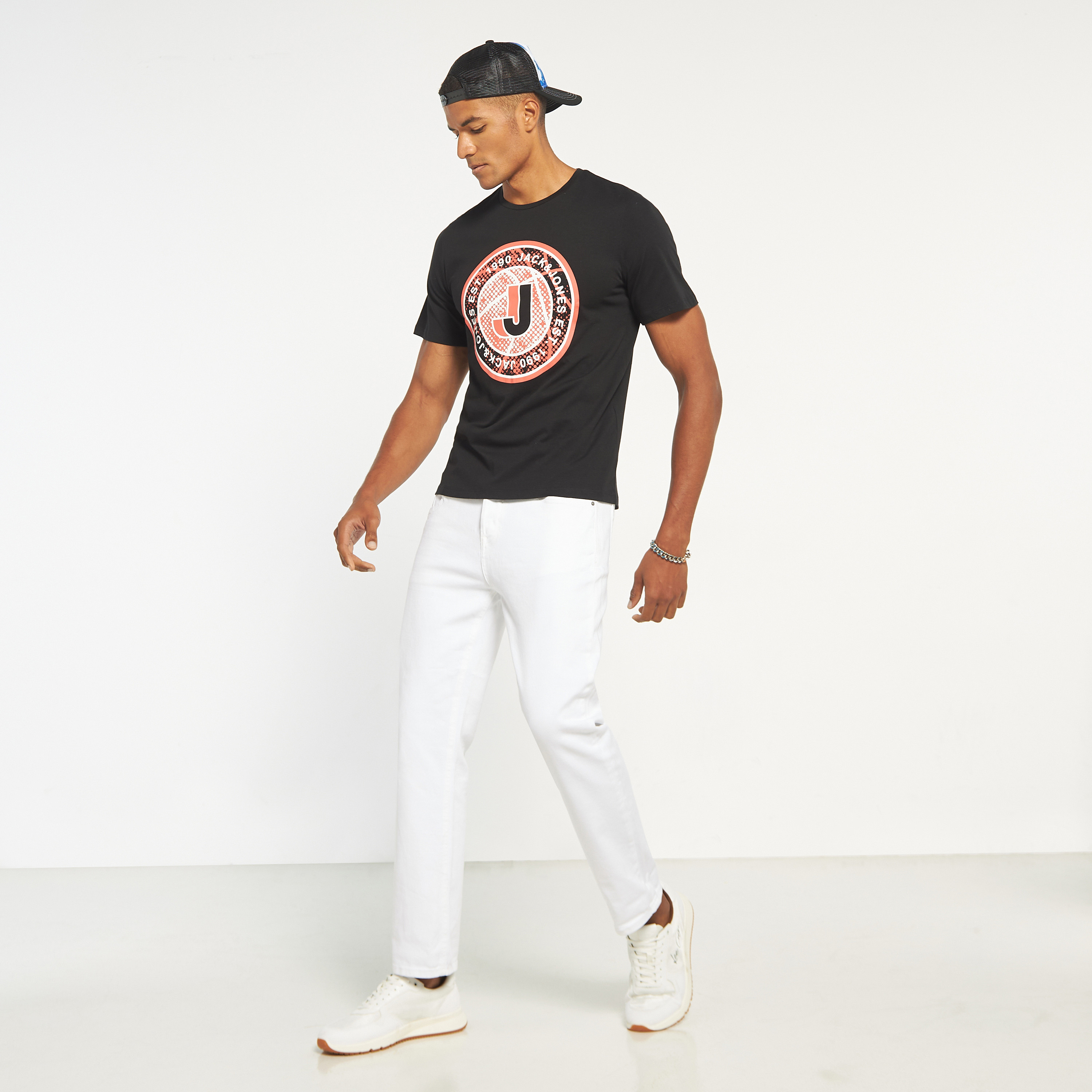 تي شيرت مطبوعة بأكمام قصيرة ورقبة مستديرة  من جاك اند جونز-men-clothing-tshirtsandpolos-tshirts-image-2