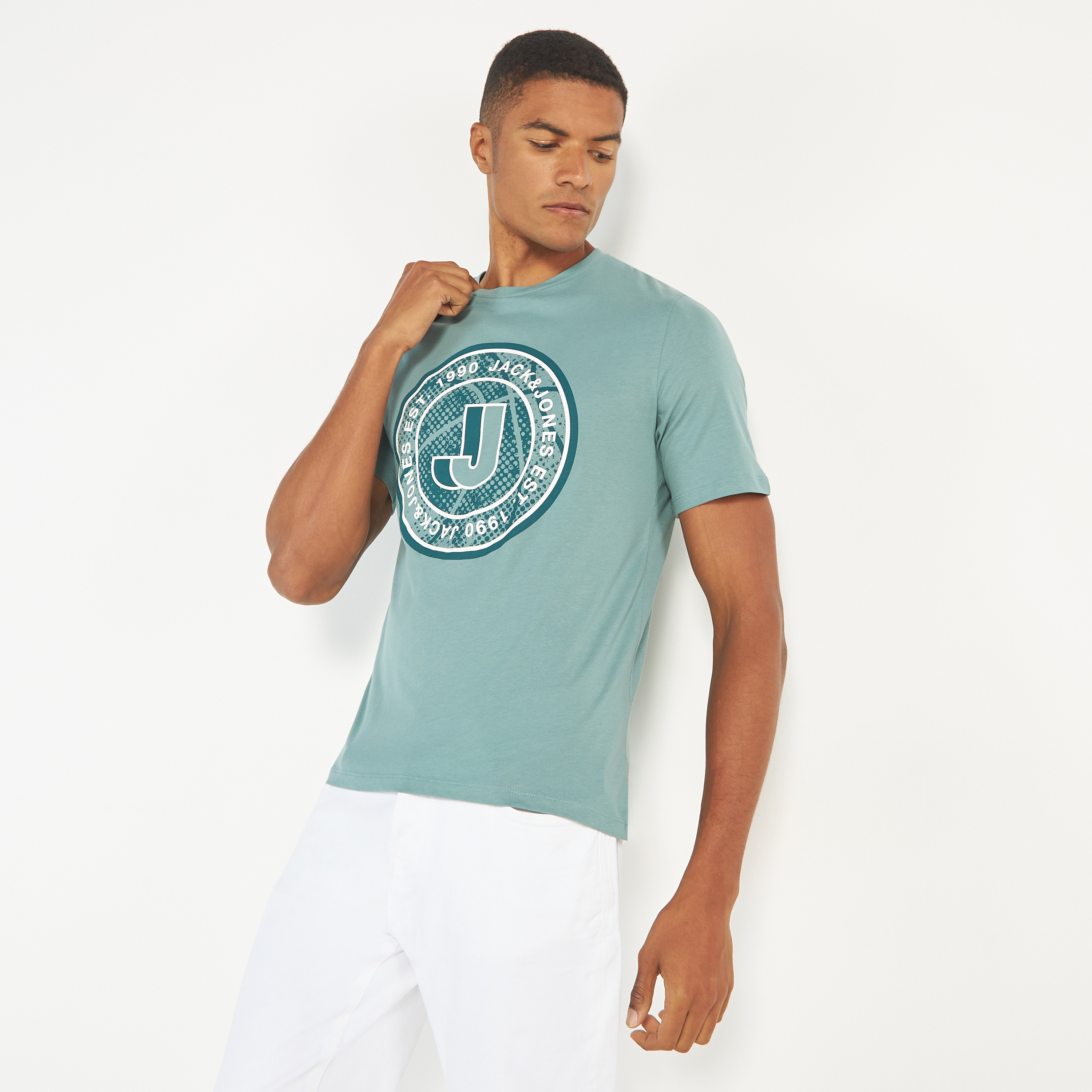 تي شيرت مطبوعة بأكمام قصيرة ورقبة مستديرة  من جاك اند جونز-men-clothing-tshirtsandpolos-tshirts-image-5