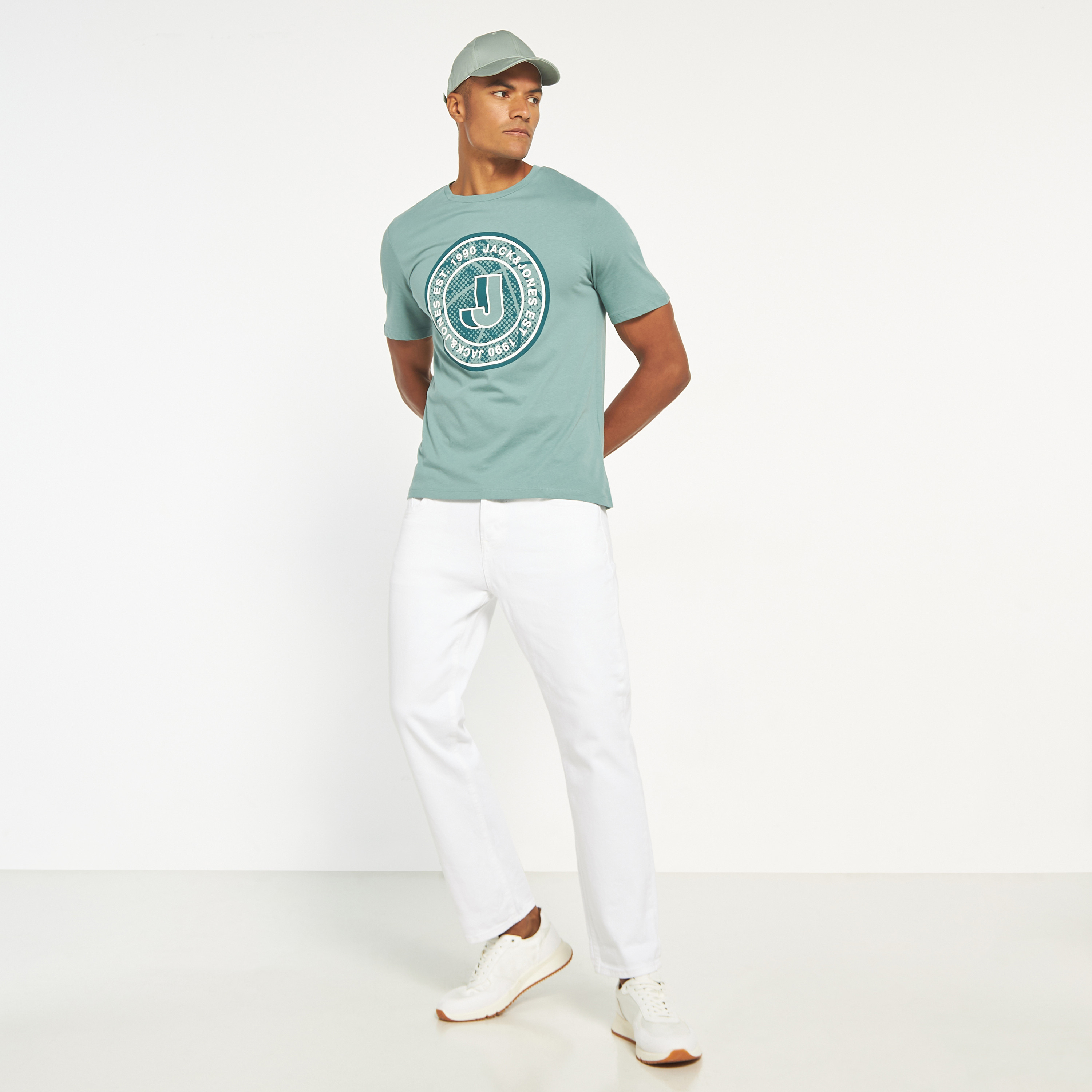 تي شيرت مطبوعة بأكمام قصيرة ورقبة مستديرة  من جاك اند جونز-men-clothing-tshirtsandpolos-tshirts-image-6