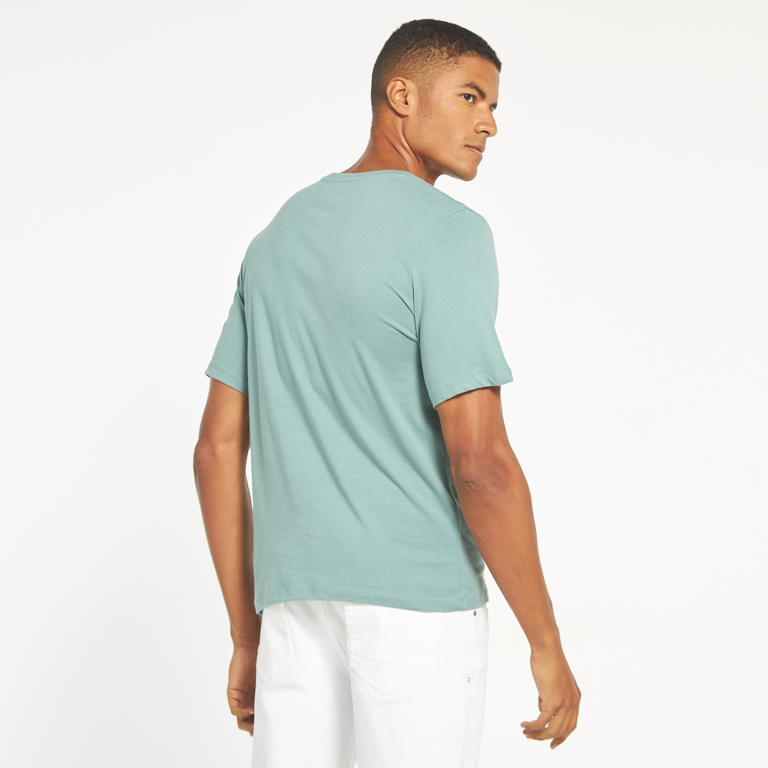 تي شيرت مطبوعة بأكمام قصيرة ورقبة مستديرة  من جاك اند جونز-men-clothing-tshirtsandpolos-tshirts-image-7