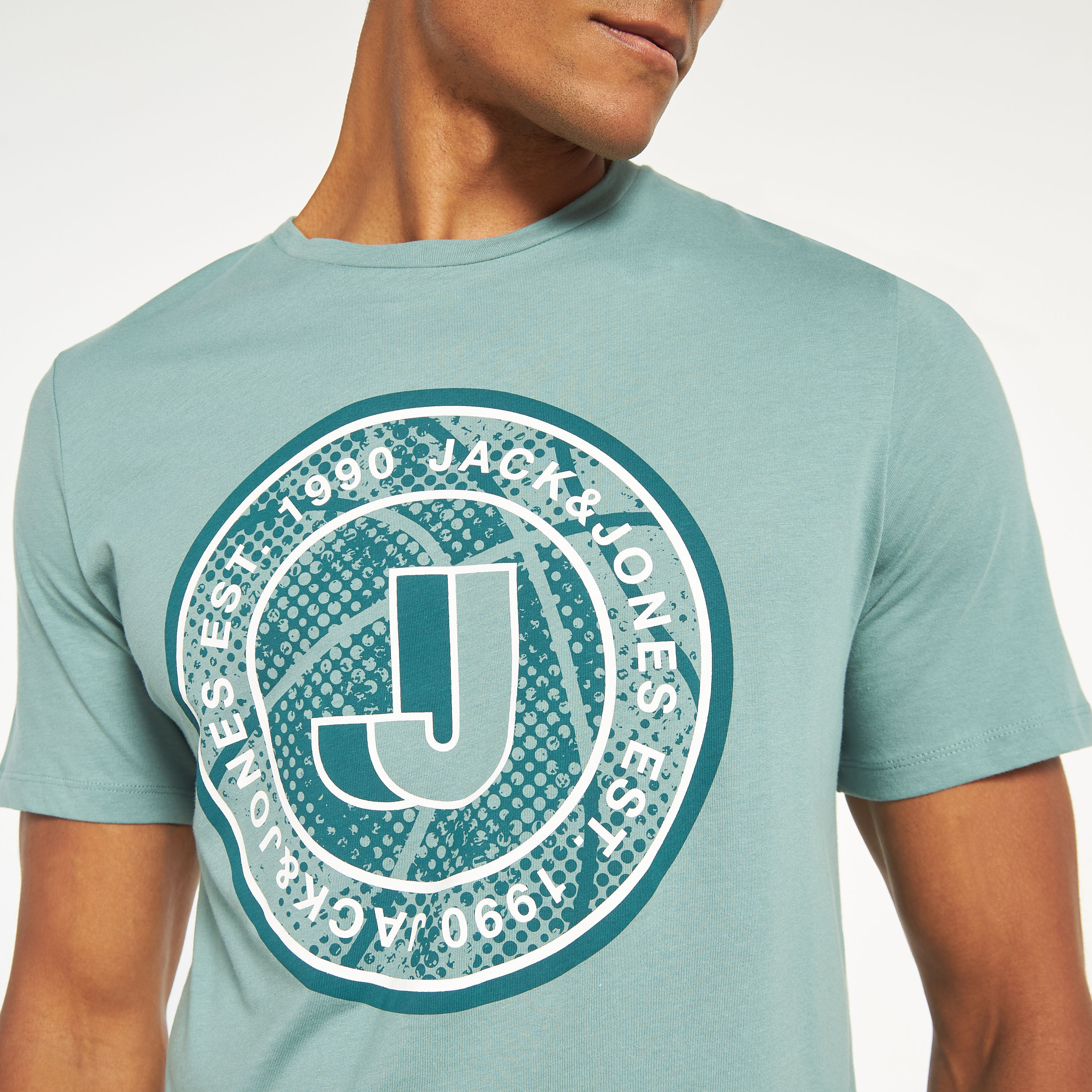 تي شيرت مطبوعة بأكمام قصيرة ورقبة مستديرة  من جاك اند جونز-men-clothing-tshirtsandpolos-tshirts-image-8