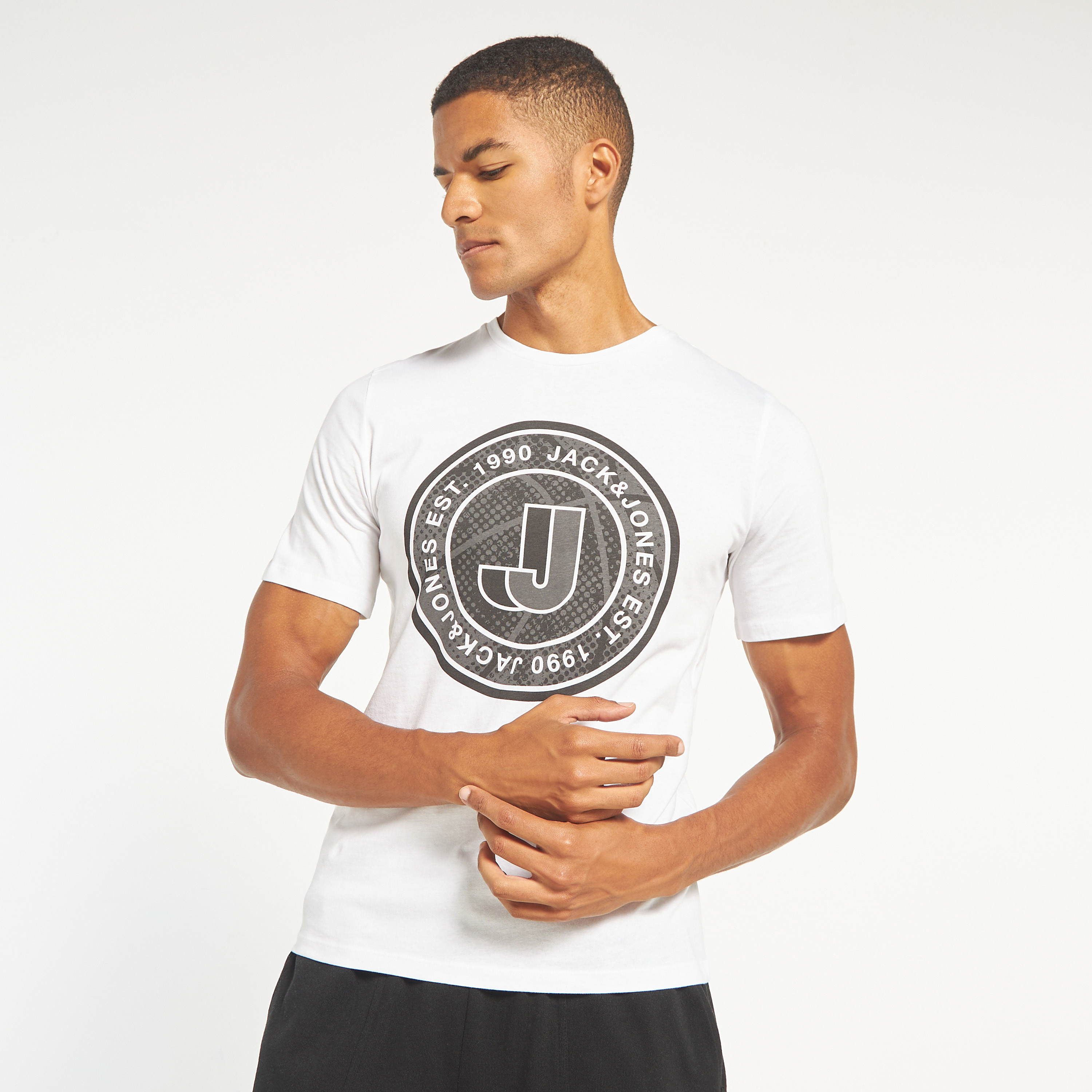 تي شيرت مطبوعة بأكمام قصيرة ورقبة مستديرة  من جاك اند جونز-men-clothing-tshirtsandpolos-tshirts-image-9