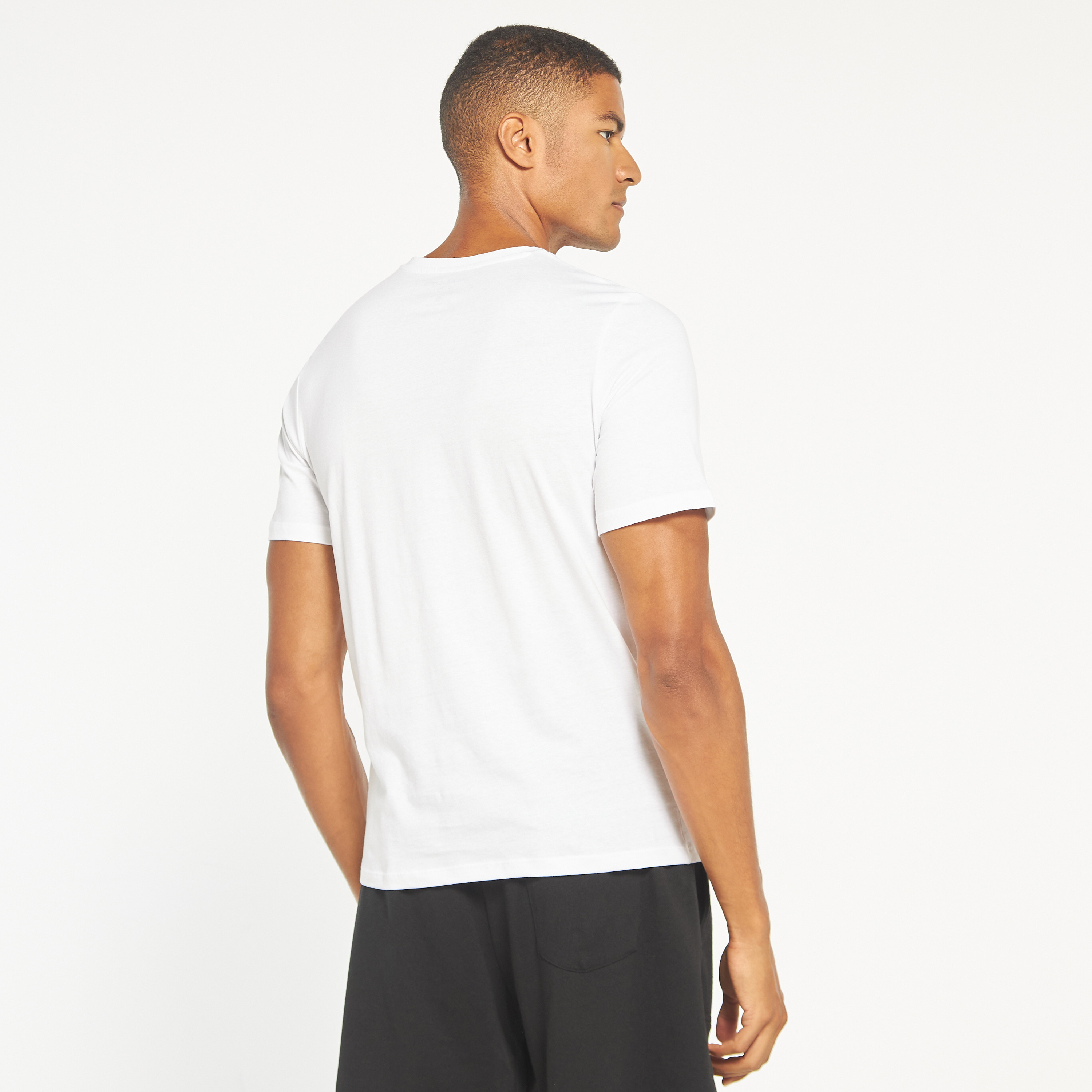 تي شيرت مطبوعة بأكمام قصيرة ورقبة مستديرة  من جاك اند جونز-men-clothing-tshirtsandpolos-tshirts-image-11