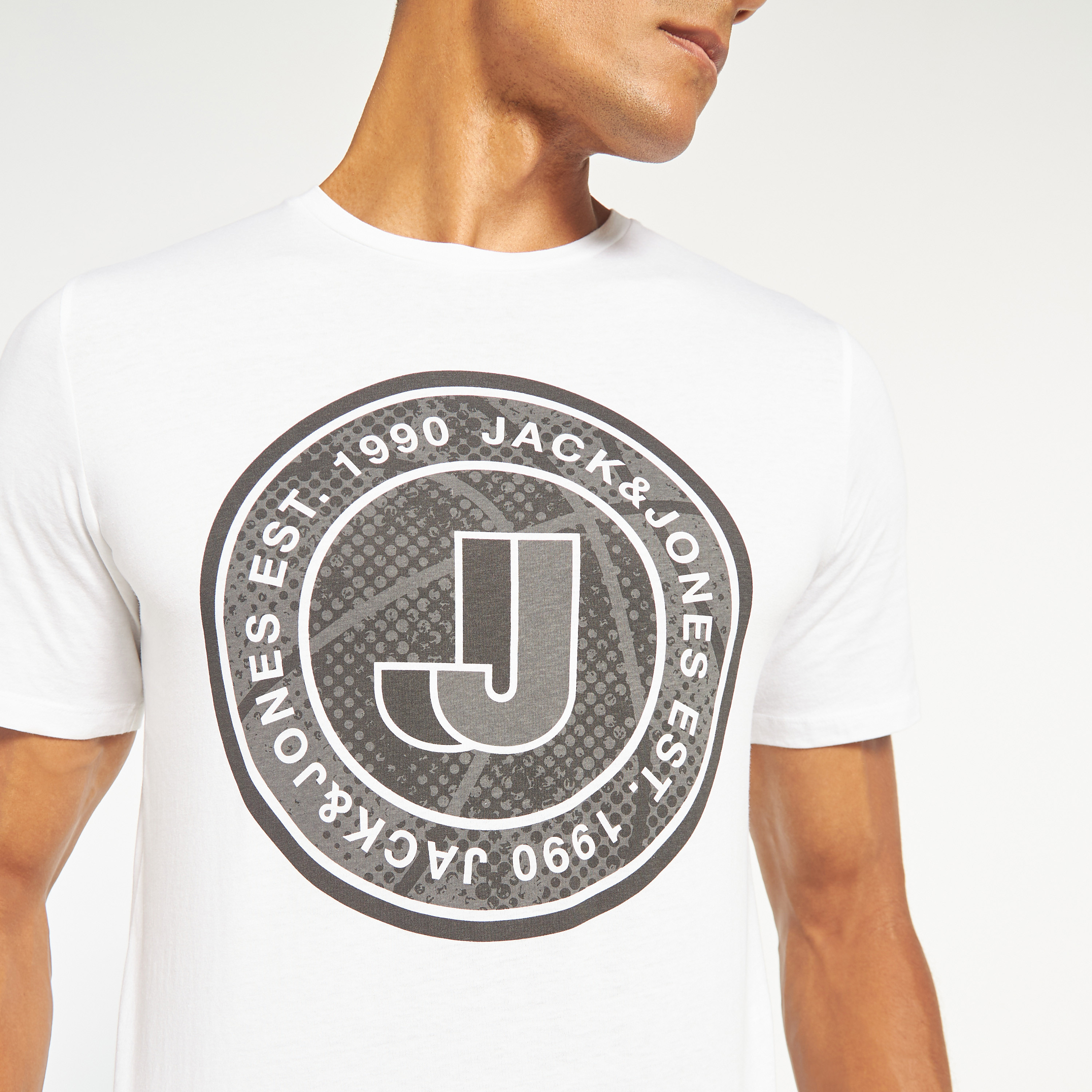 تي شيرت مطبوعة بأكمام قصيرة ورقبة مستديرة  من جاك اند جونز-men-clothing-tshirtsandpolos-tshirts-image-12