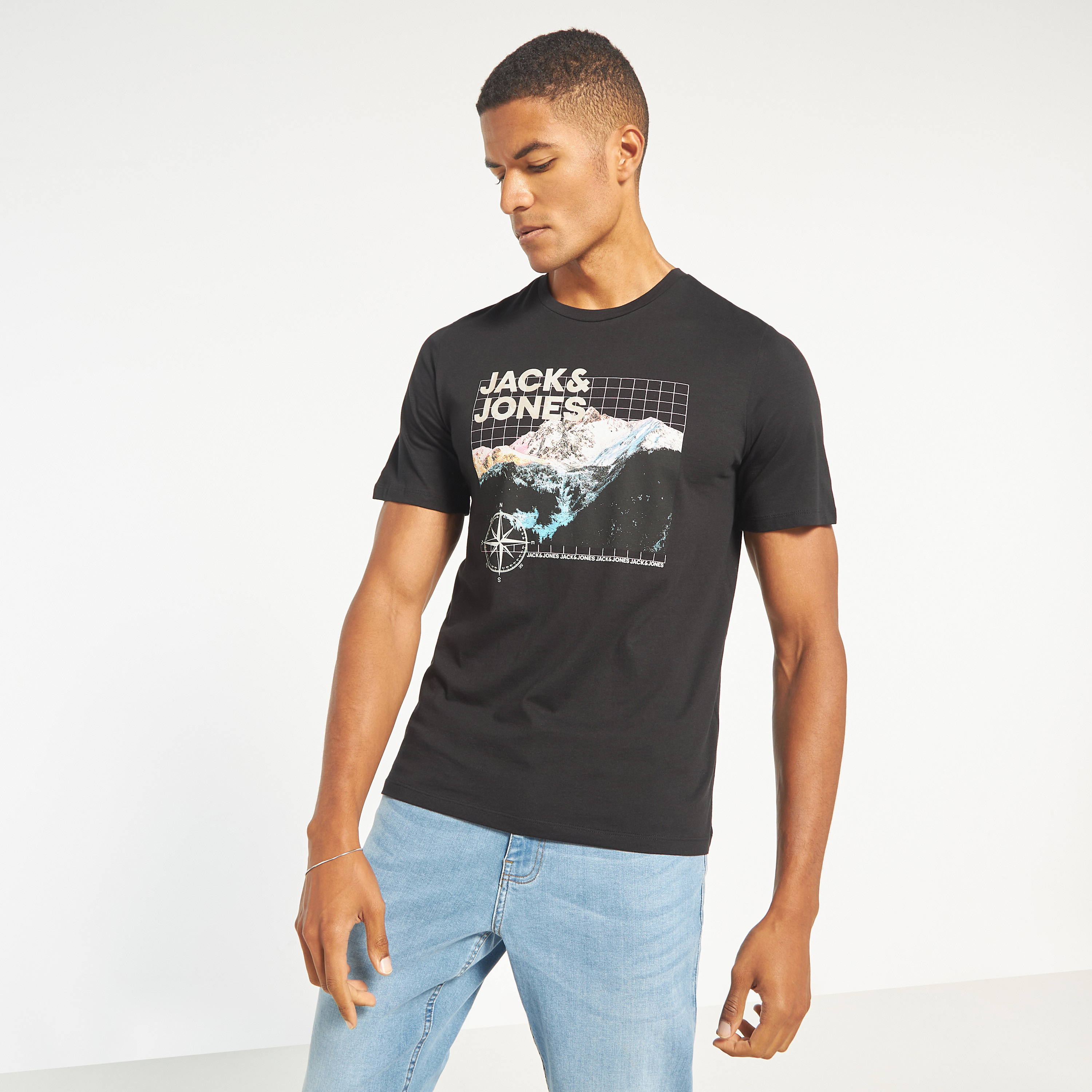 تي شيرت مطبوعة بأكمام قصيرة ورقبة مستديرة  من جاك اند جونز-men-clothing-tshirtsandpolos-tshirts-image-1