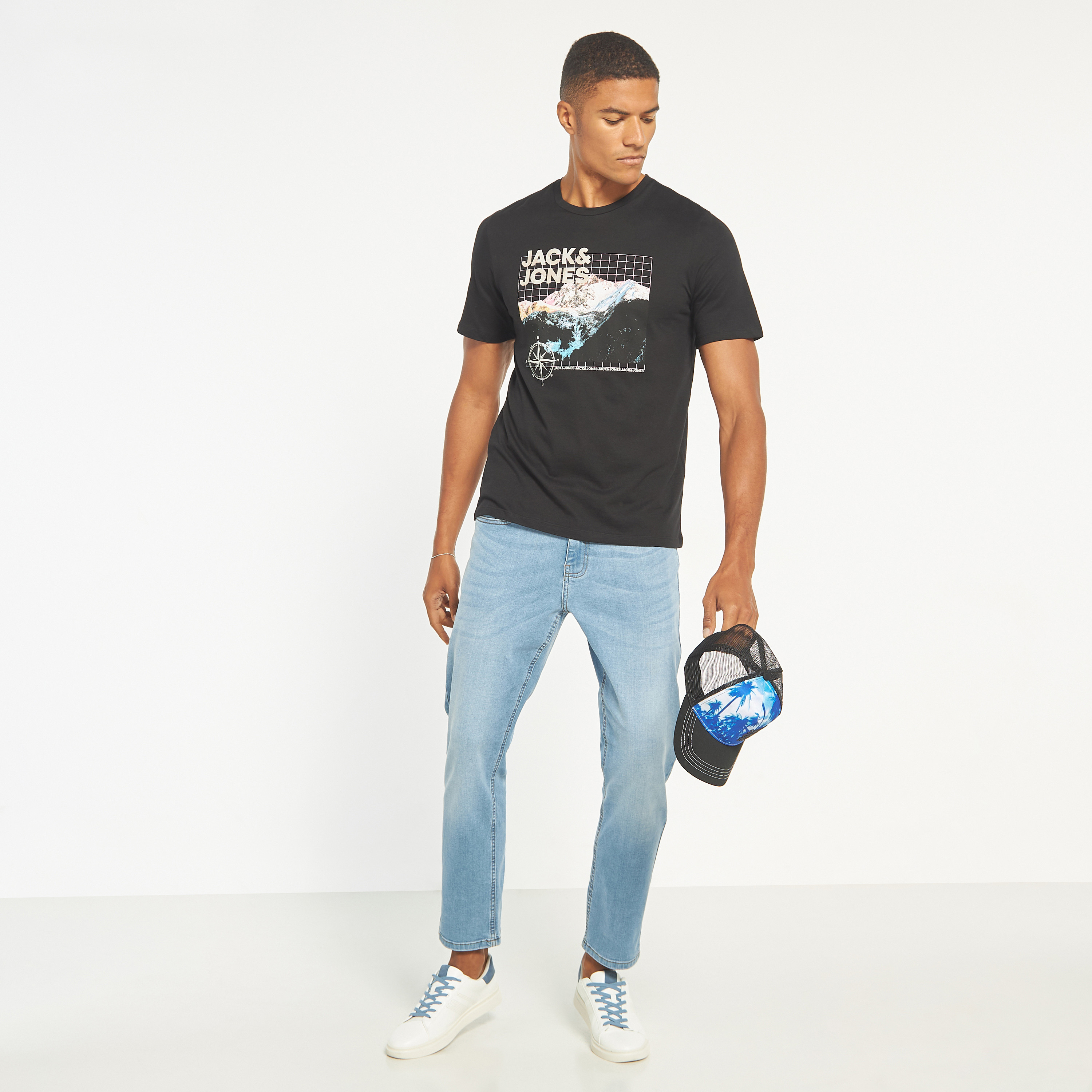 تي شيرت مطبوعة بأكمام قصيرة ورقبة مستديرة  من جاك اند جونز-men-clothing-tshirtsandpolos-tshirts-image-2