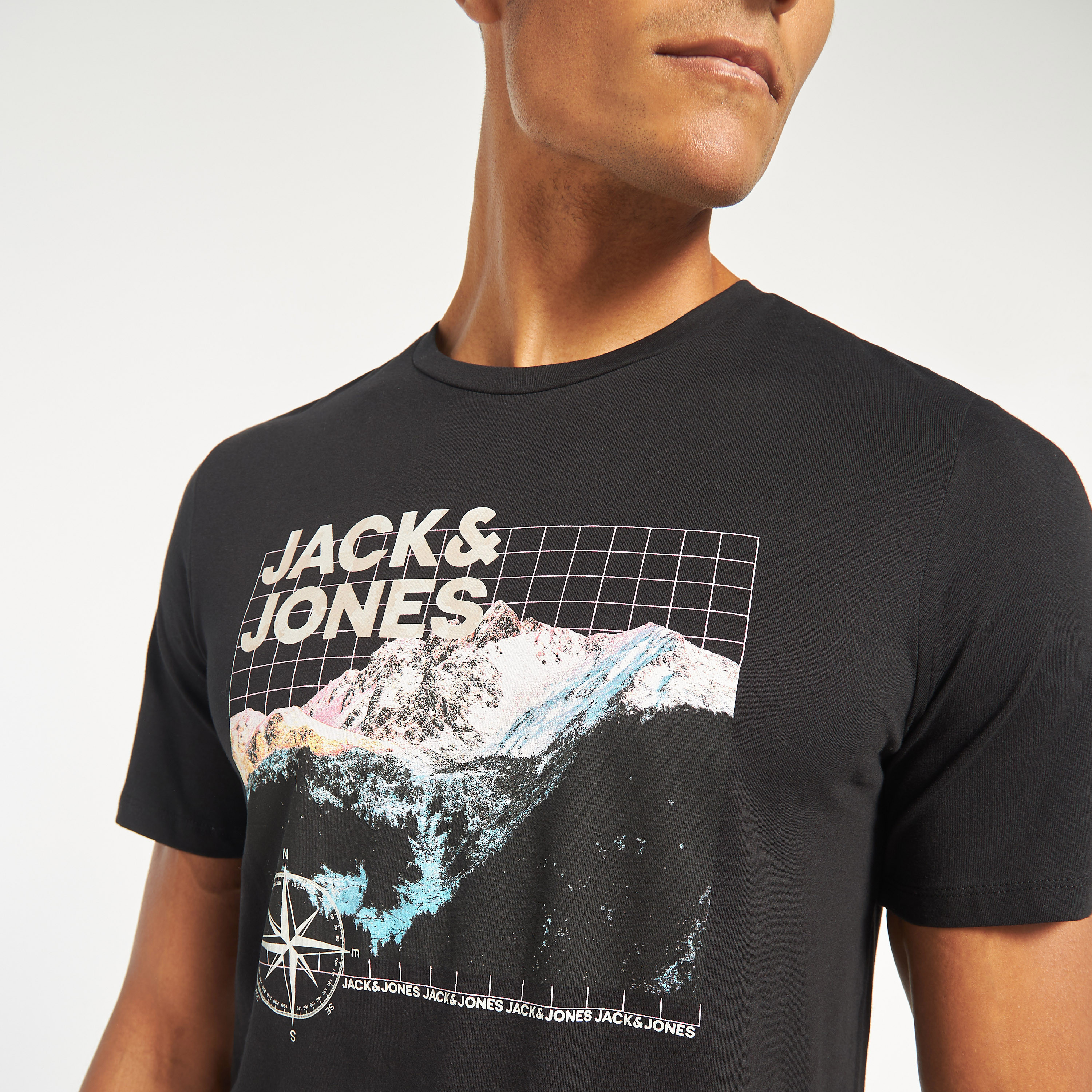 تي شيرت مطبوعة بأكمام قصيرة ورقبة مستديرة  من جاك اند جونز-men-clothing-tshirtsandpolos-tshirts-image-4