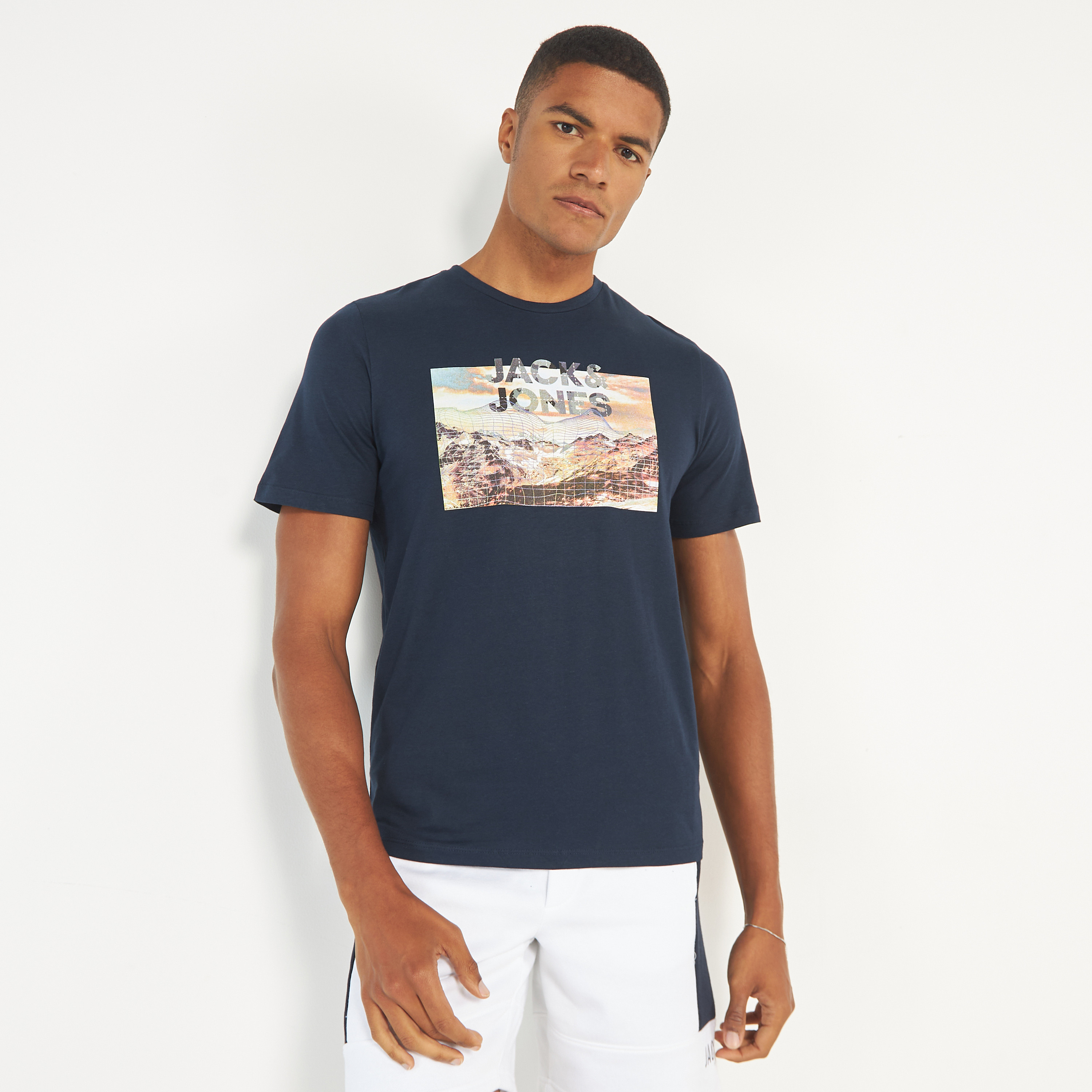 تي شيرت مطبوعة بأكمام قصيرة ورقبة مستديرة  من جاك اند جونز-men-clothing-tshirtsandpolos-tshirts-image-5