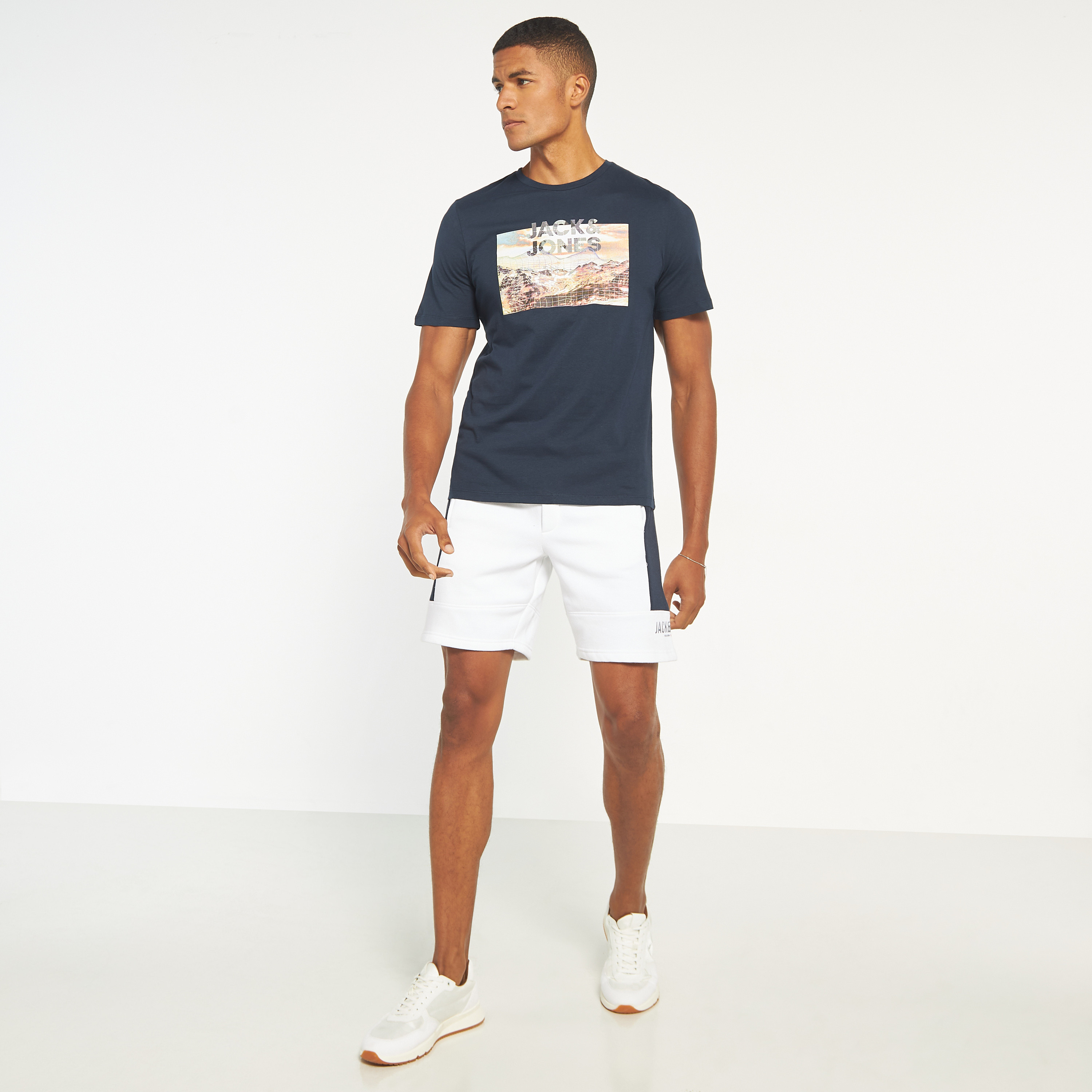 تي شيرت مطبوعة بأكمام قصيرة ورقبة مستديرة  من جاك اند جونز-men-clothing-tshirtsandpolos-tshirts-image-6