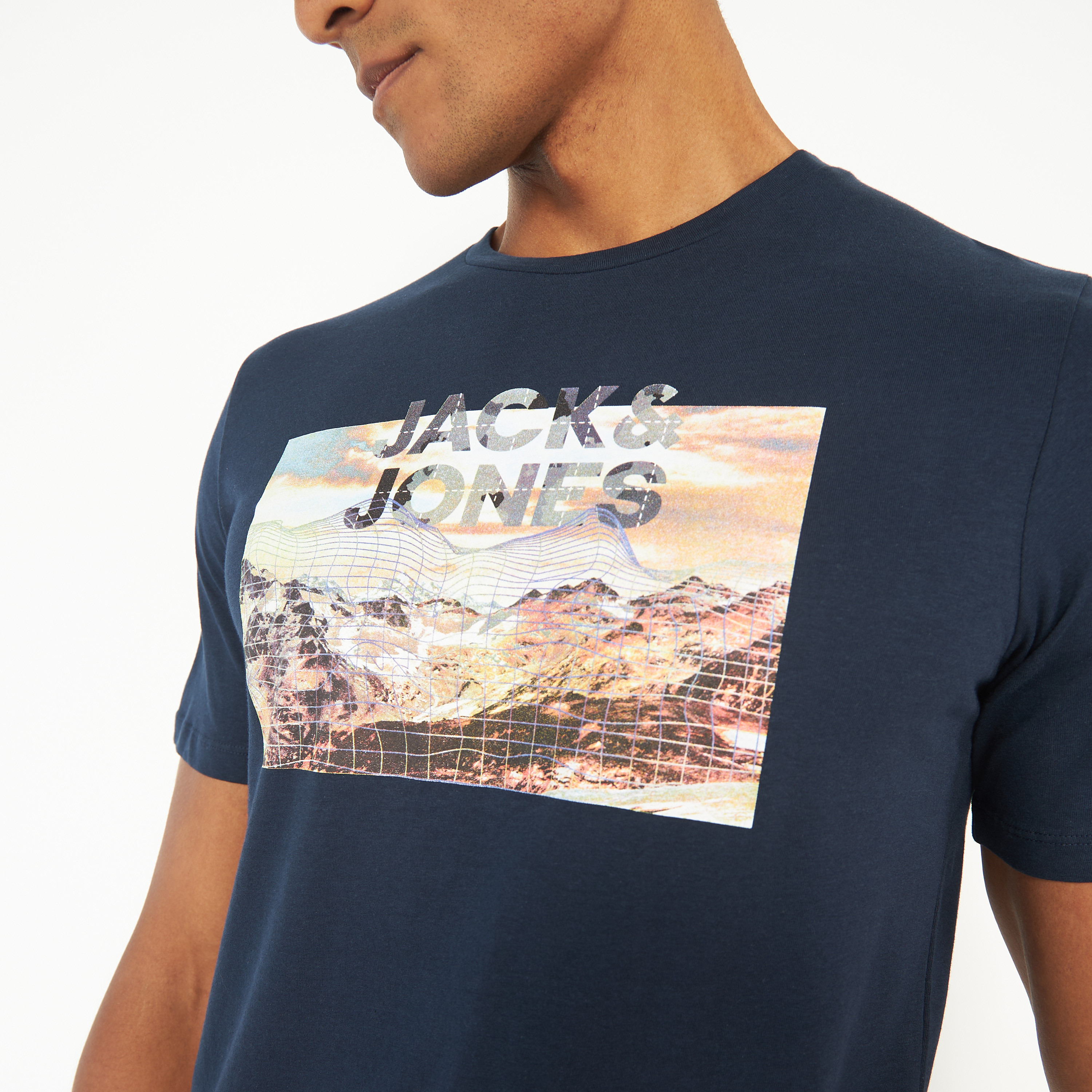 تي شيرت مطبوعة بأكمام قصيرة ورقبة مستديرة  من جاك اند جونز-men-clothing-tshirtsandpolos-tshirts-image-8