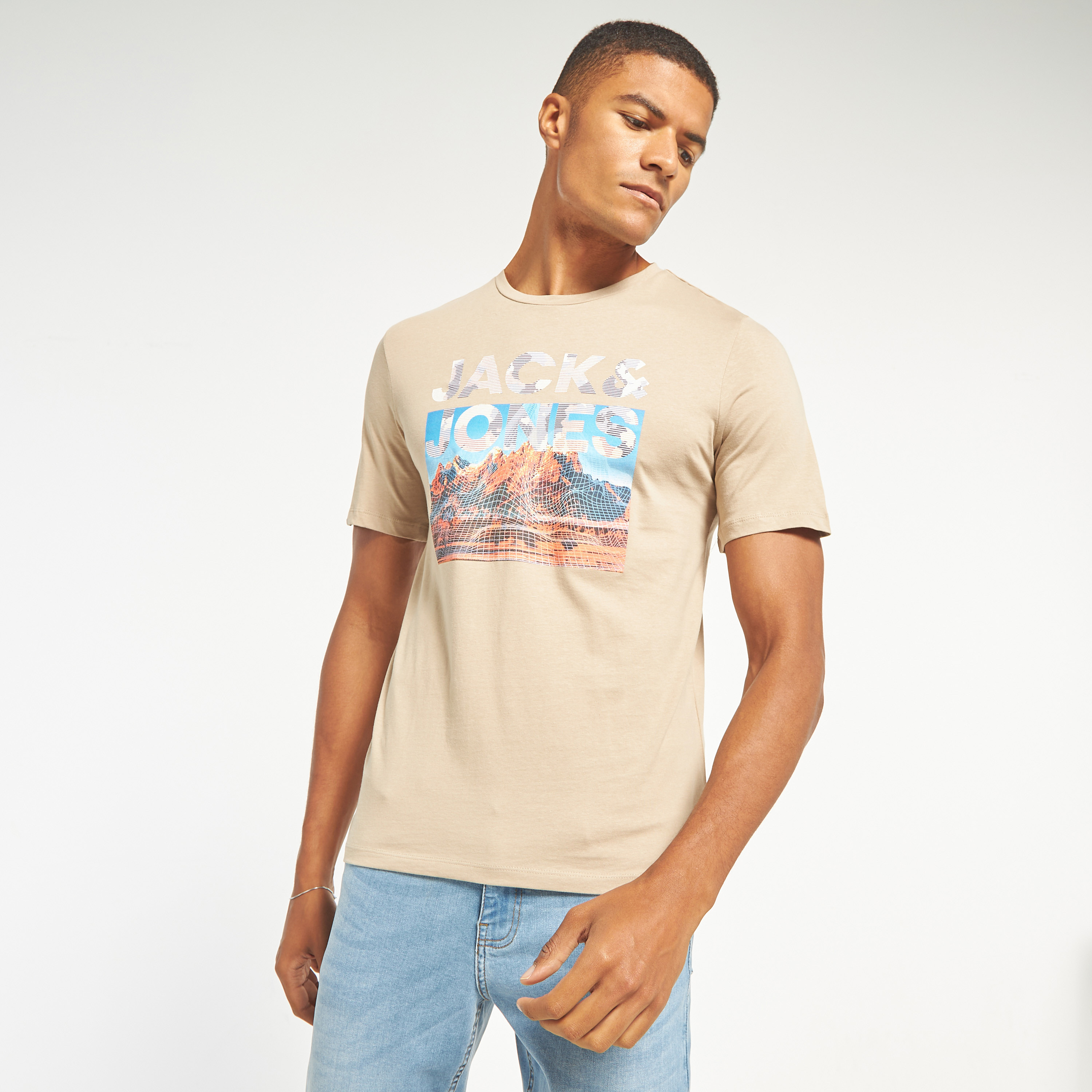 تي شيرت مطبوعة بأكمام قصيرة ورقبة مستديرة  من جاك اند جونز-men-clothing-tshirtsandpolos-tshirts-image-9