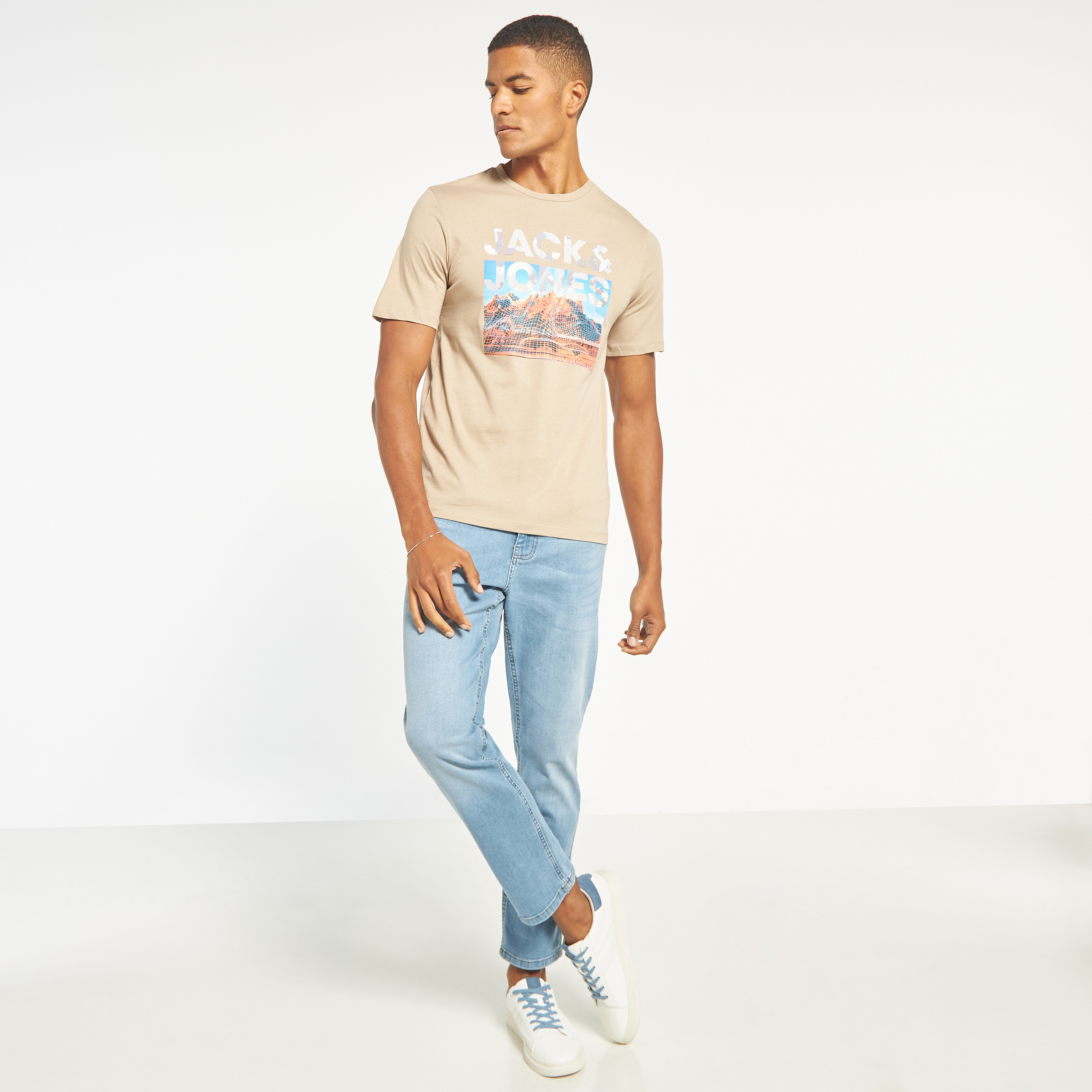 تي شيرت مطبوعة بأكمام قصيرة ورقبة مستديرة  من جاك اند جونز-men-clothing-tshirtsandpolos-tshirts-image-10
