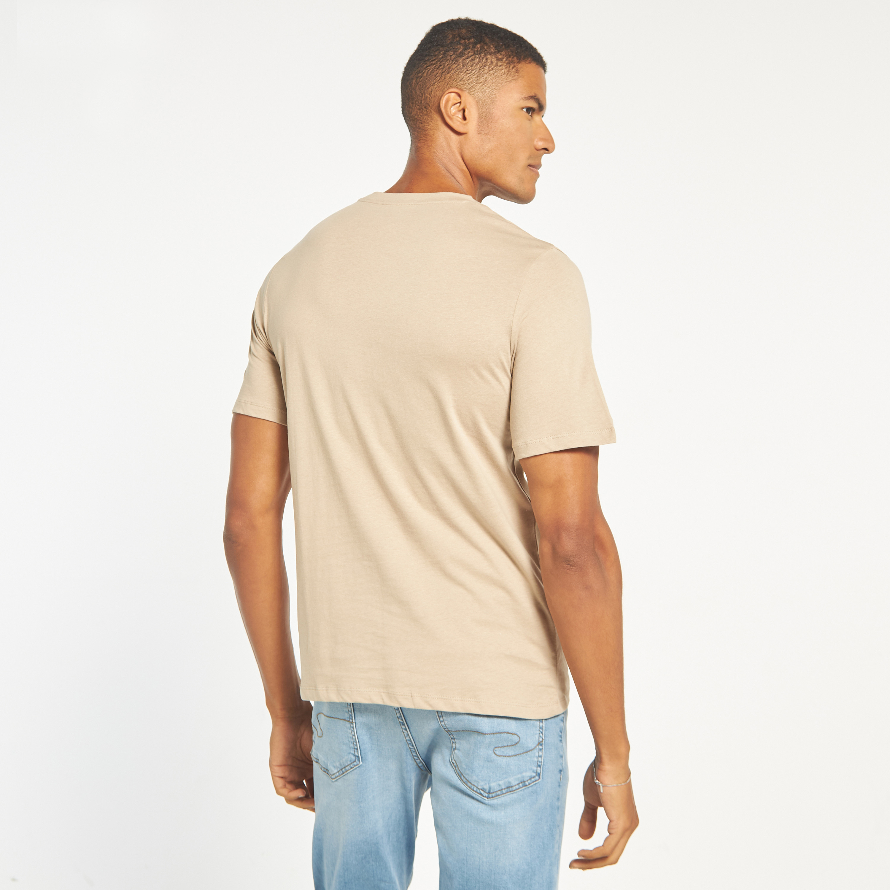 تي شيرت مطبوعة بأكمام قصيرة ورقبة مستديرة  من جاك اند جونز-men-clothing-tshirtsandpolos-tshirts-image-11