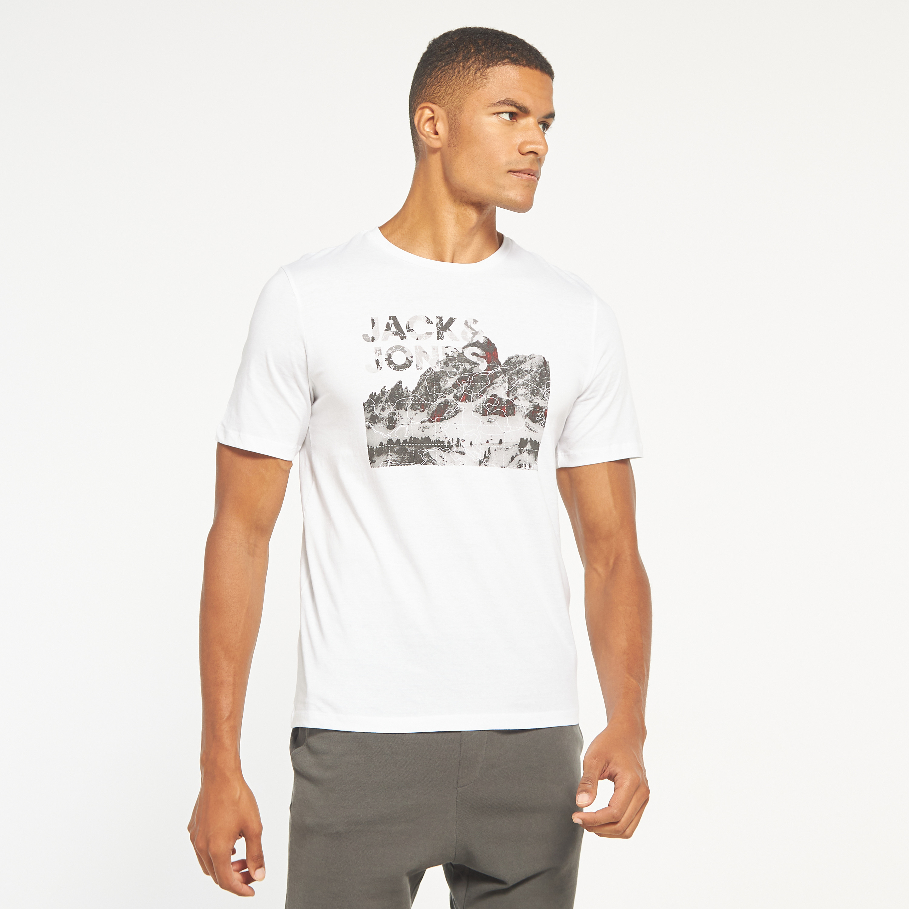 تي شيرت مطبوعة بأكمام قصيرة ورقبة مستديرة  من جاك اند جونز-men-clothing-tshirtsandpolos-tshirts-image-13