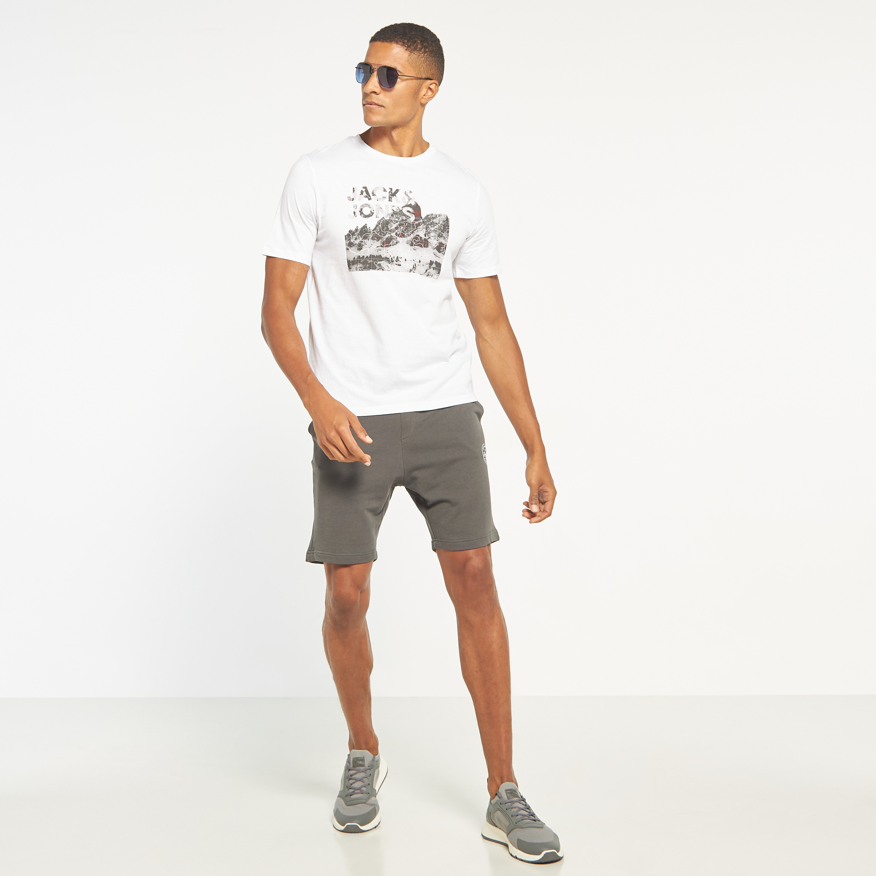 تي شيرت مطبوعة بأكمام قصيرة ورقبة مستديرة  من جاك اند جونز-men-clothing-tshirtsandpolos-tshirts-image-14