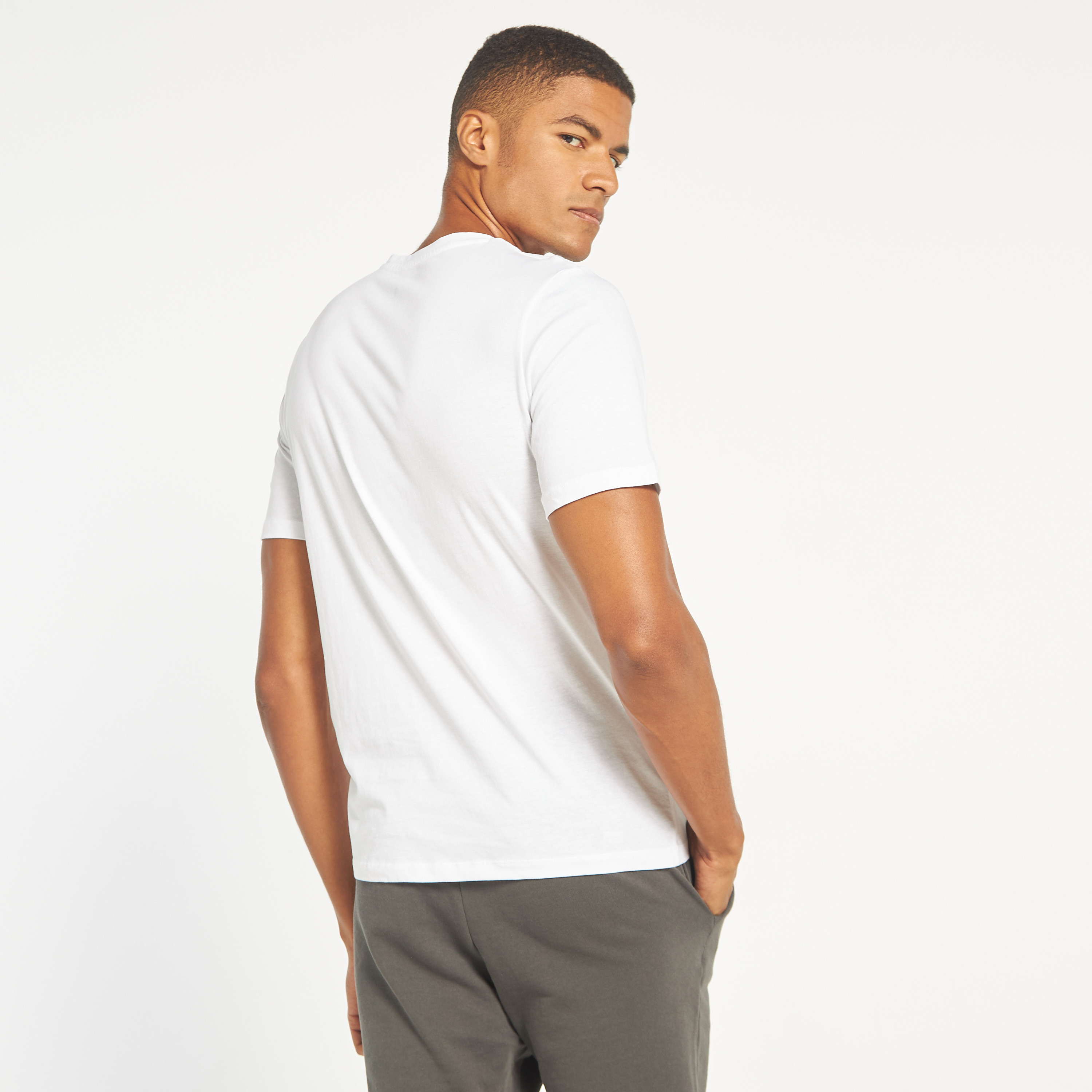 تي شيرت مطبوعة بأكمام قصيرة ورقبة مستديرة  من جاك اند جونز-men-clothing-tshirtsandpolos-tshirts-image-15