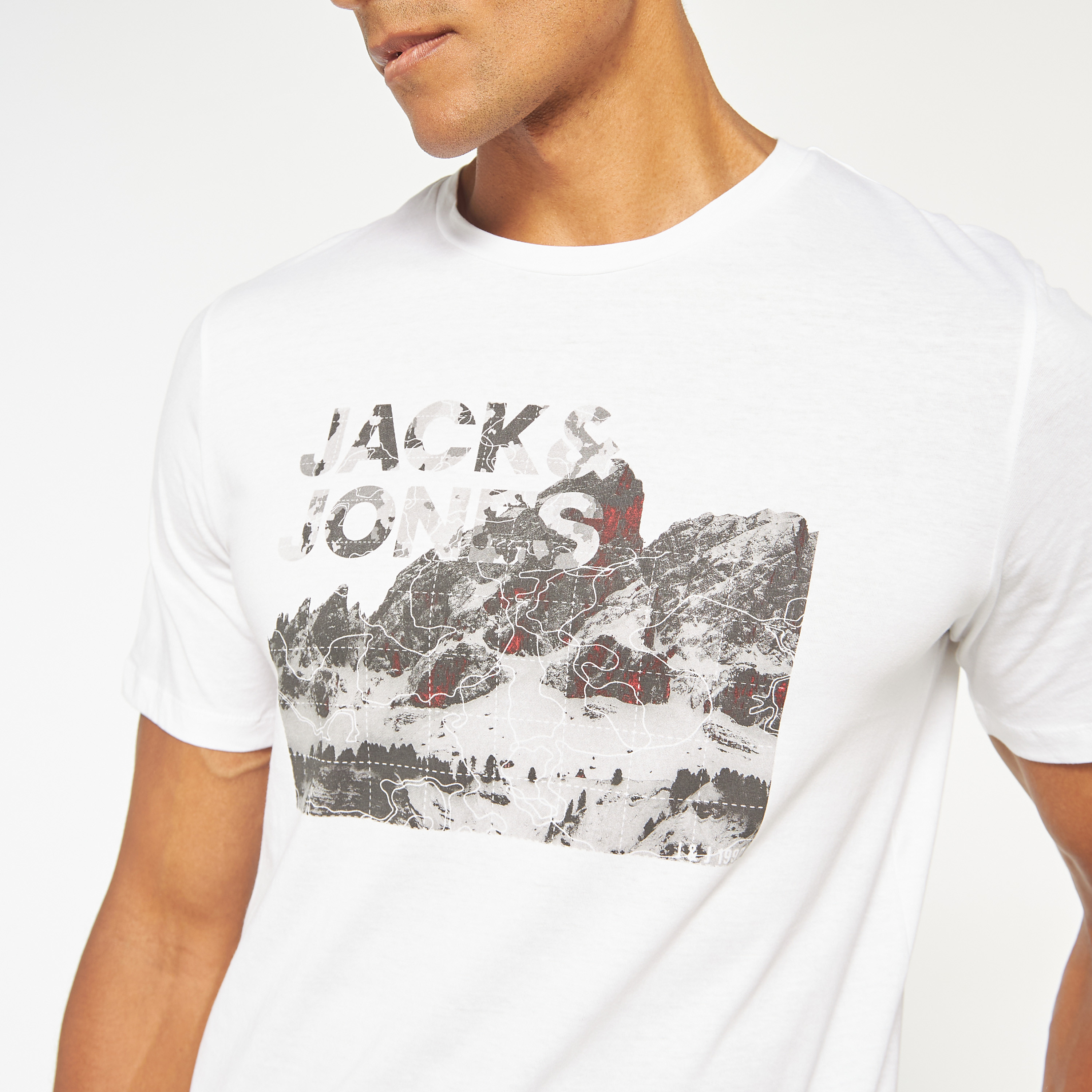 تي شيرت مطبوعة بأكمام قصيرة ورقبة مستديرة  من جاك اند جونز-men-clothing-tshirtsandpolos-tshirts-image-16