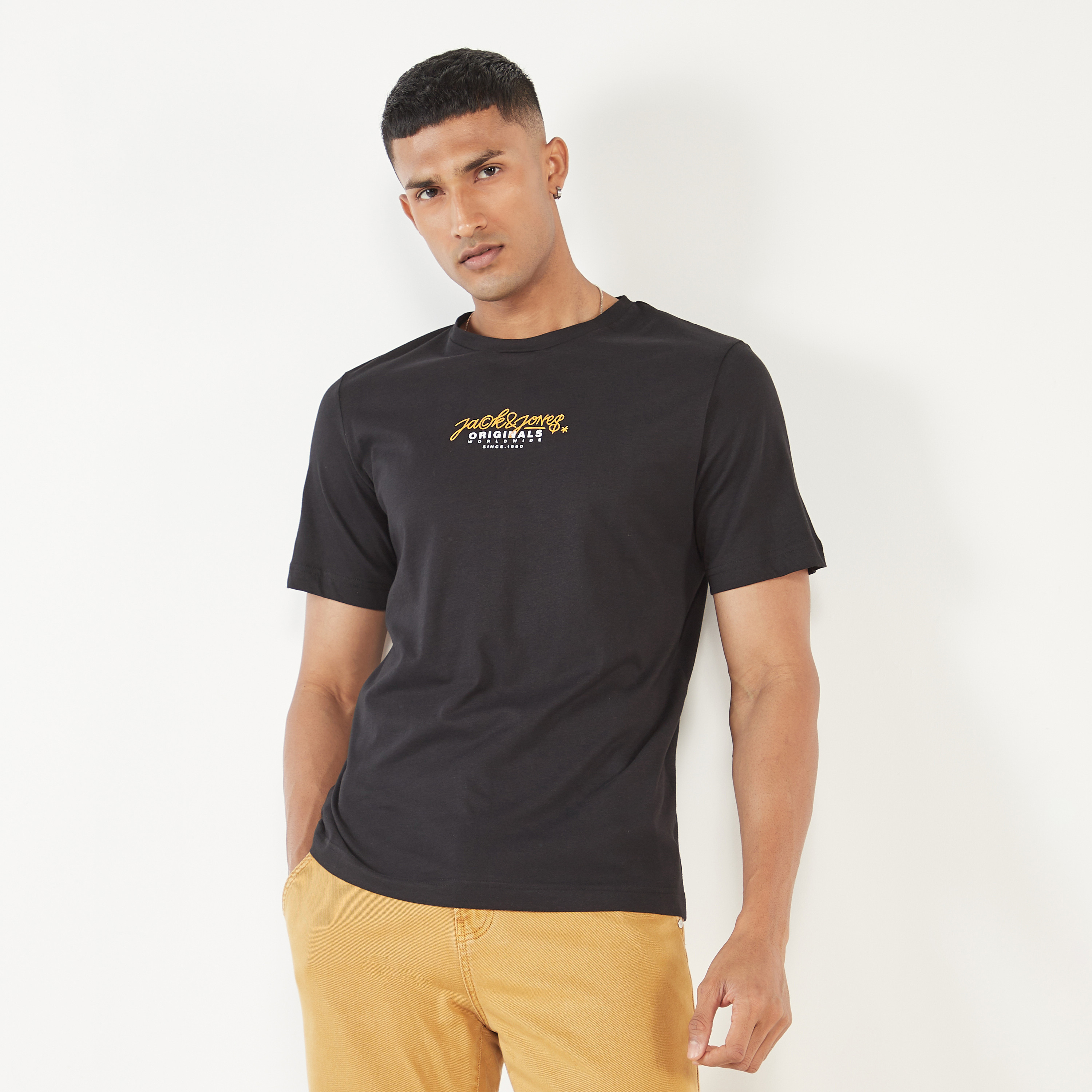 تي شيرت من جاك آند جونز مطبوع بأكمام قصيرة و ياقة مستديرة-men-clothing-tshirtsandpolos-tshirts-image-1