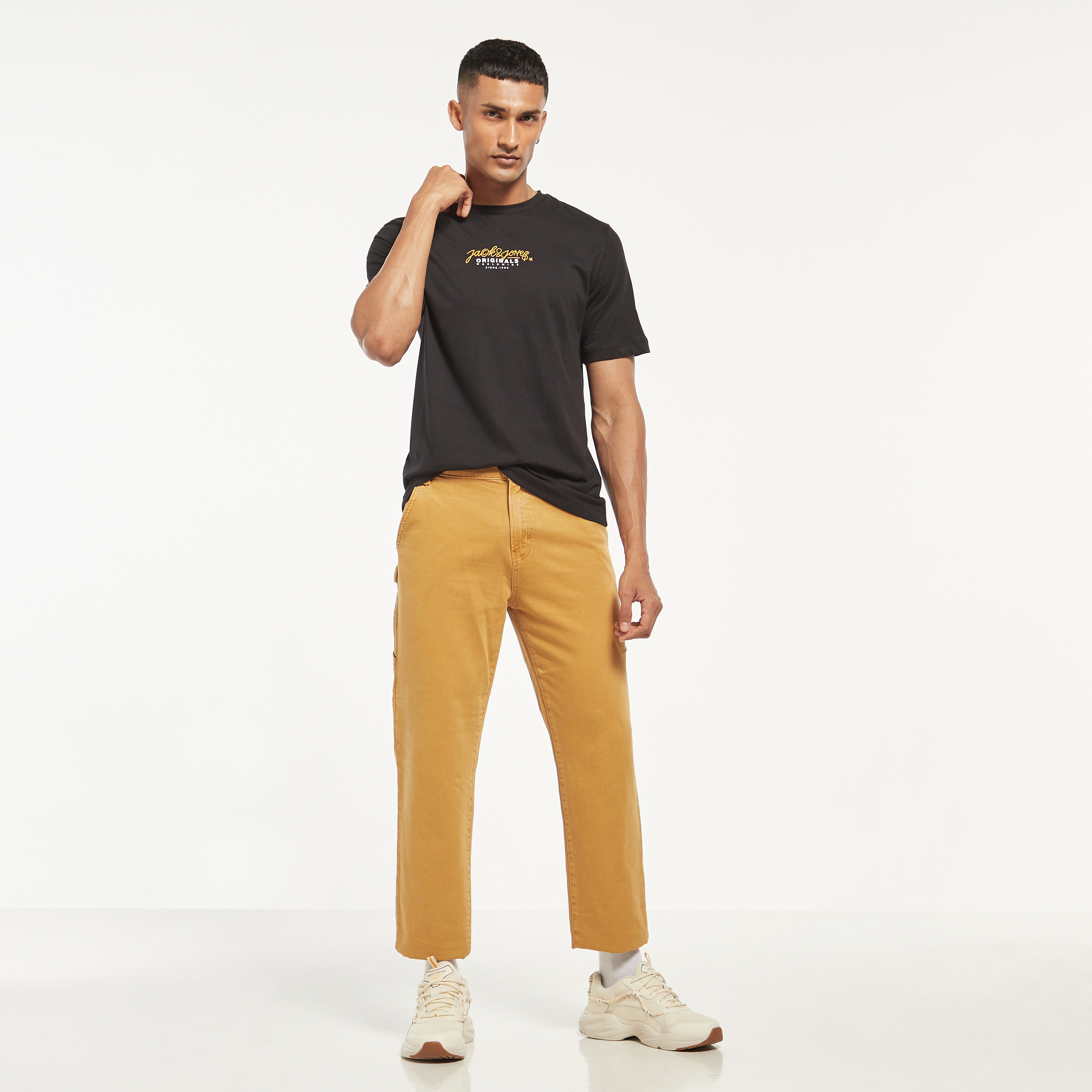تي شيرت من جاك آند جونز مطبوع بأكمام قصيرة و ياقة مستديرة-men-clothing-tshirtsandpolos-tshirts-image-2