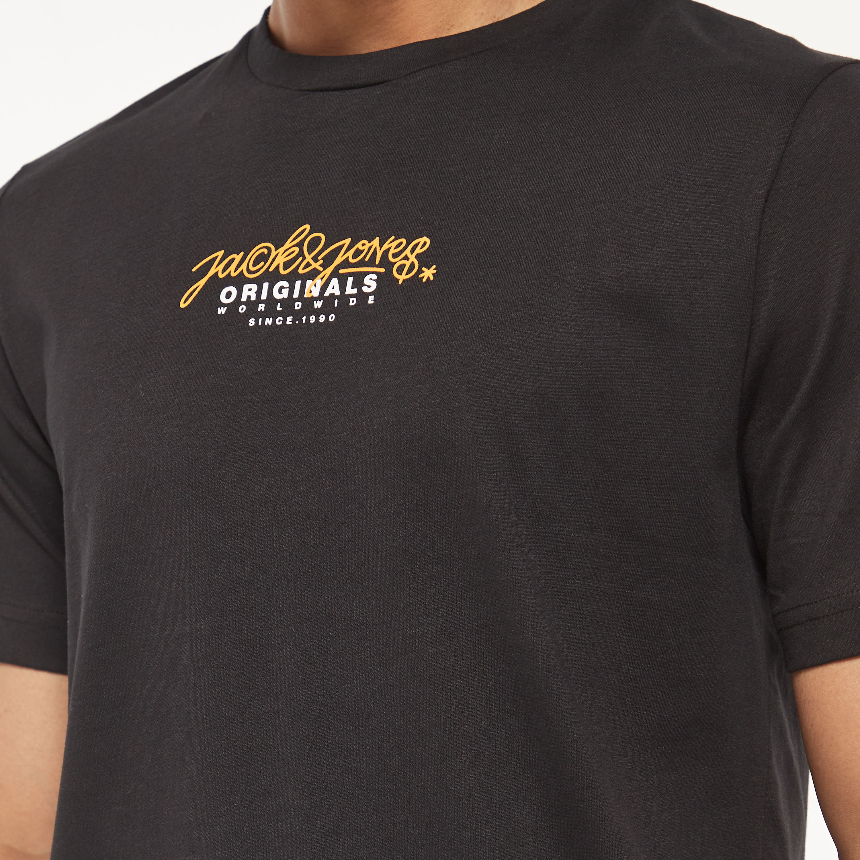 تي شيرت من جاك آند جونز مطبوع بأكمام قصيرة و ياقة مستديرة-men-clothing-tshirtsandpolos-tshirts-image-4