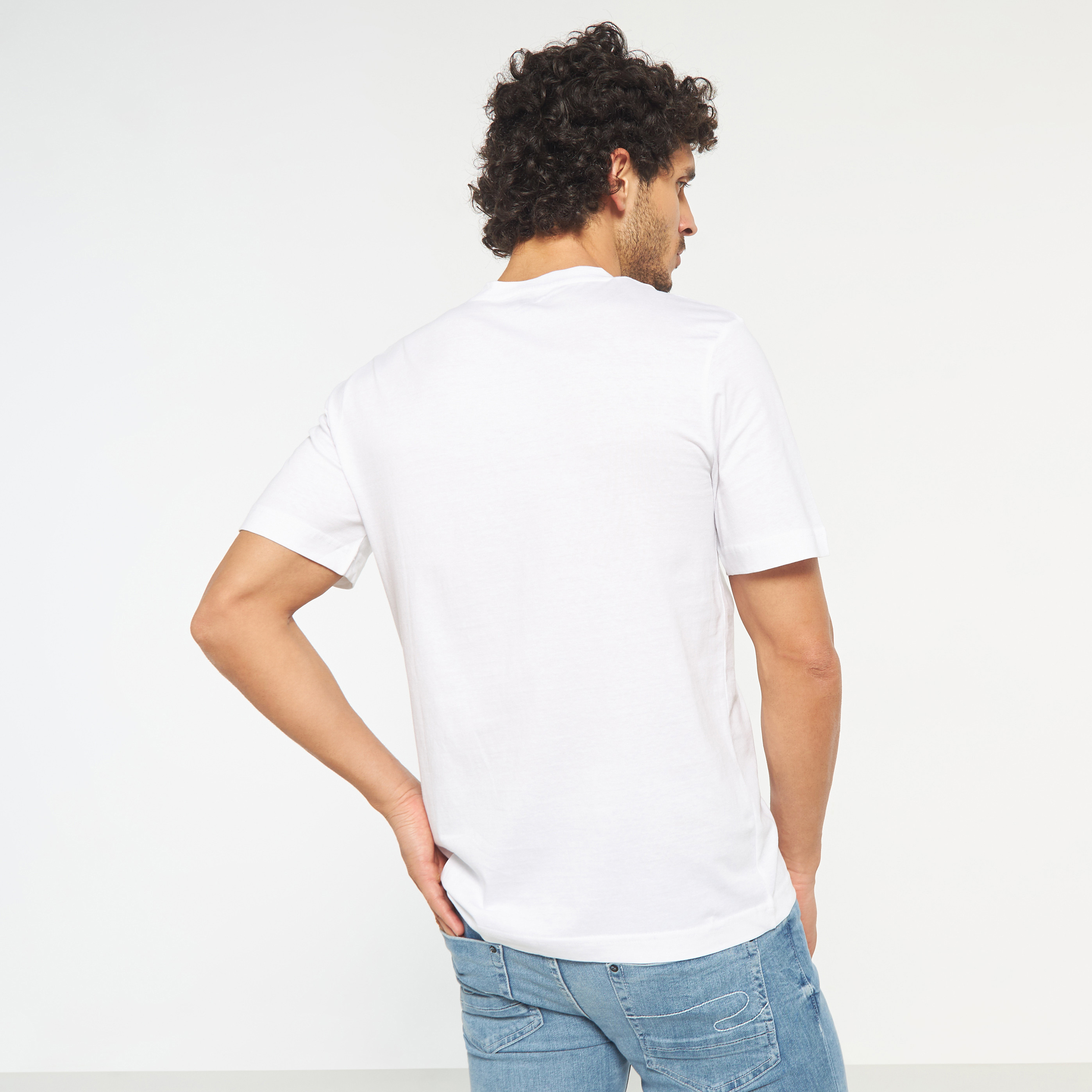 تي شيرت من جاك آند جونز مطبوع بأكمام قصيرة و ياقة مستديرة-men-clothing-tshirtsandpolos-tshirts-image-11
