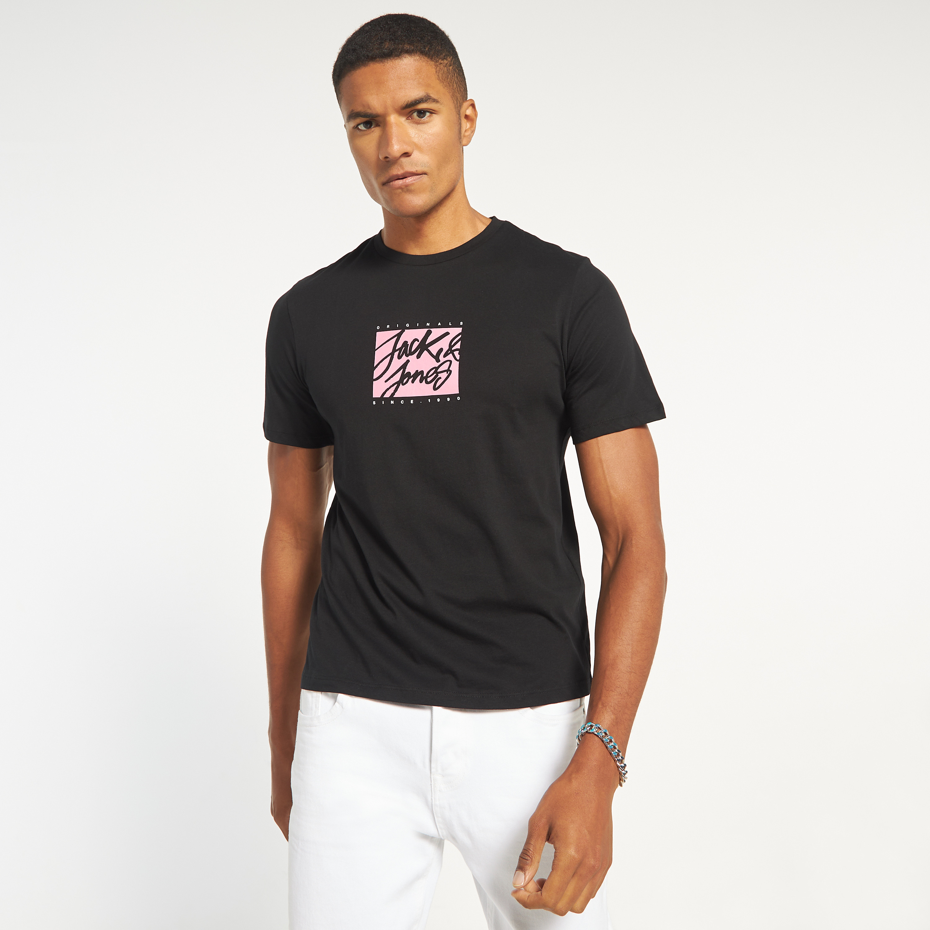 تي شيرت مطبوعة بأكمام قصيرة ورقبة مستديرة  من جاك اند جونز-men-clothing-tshirtsandpolos-tshirts-image-1