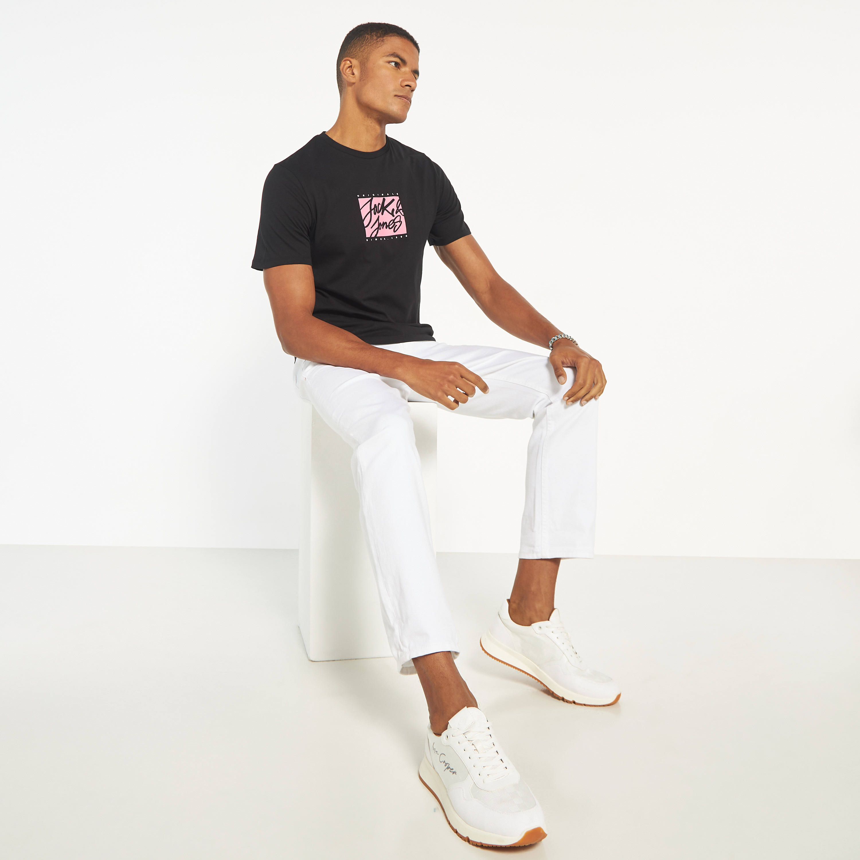 تي شيرت مطبوعة بأكمام قصيرة ورقبة مستديرة  من جاك اند جونز-men-clothing-tshirtsandpolos-tshirts-image-2