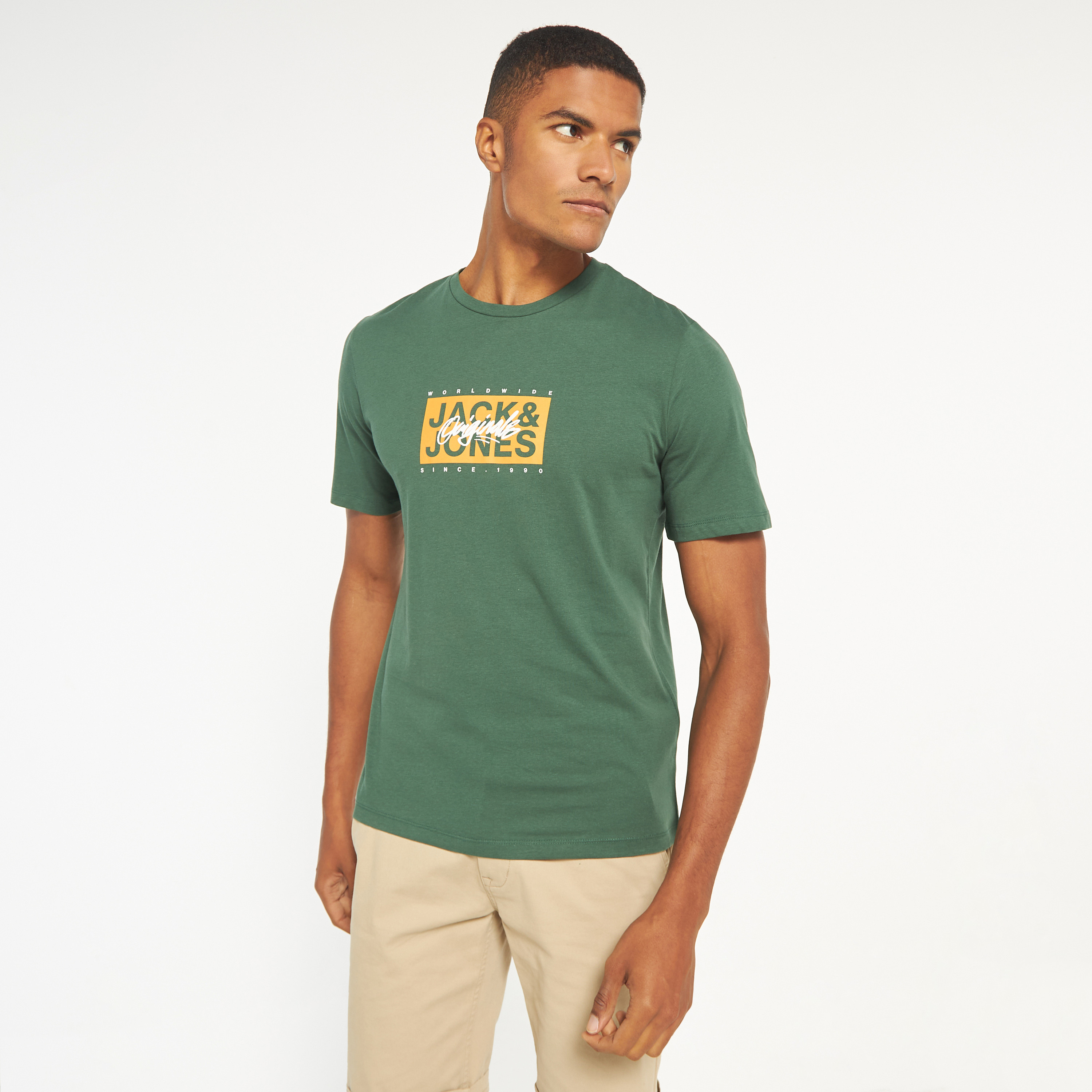 تي شيرت مطبوعة بأكمام قصيرة ورقبة مستديرة  من جاك اند جونز-men-clothing-tshirtsandpolos-tshirts-image-9