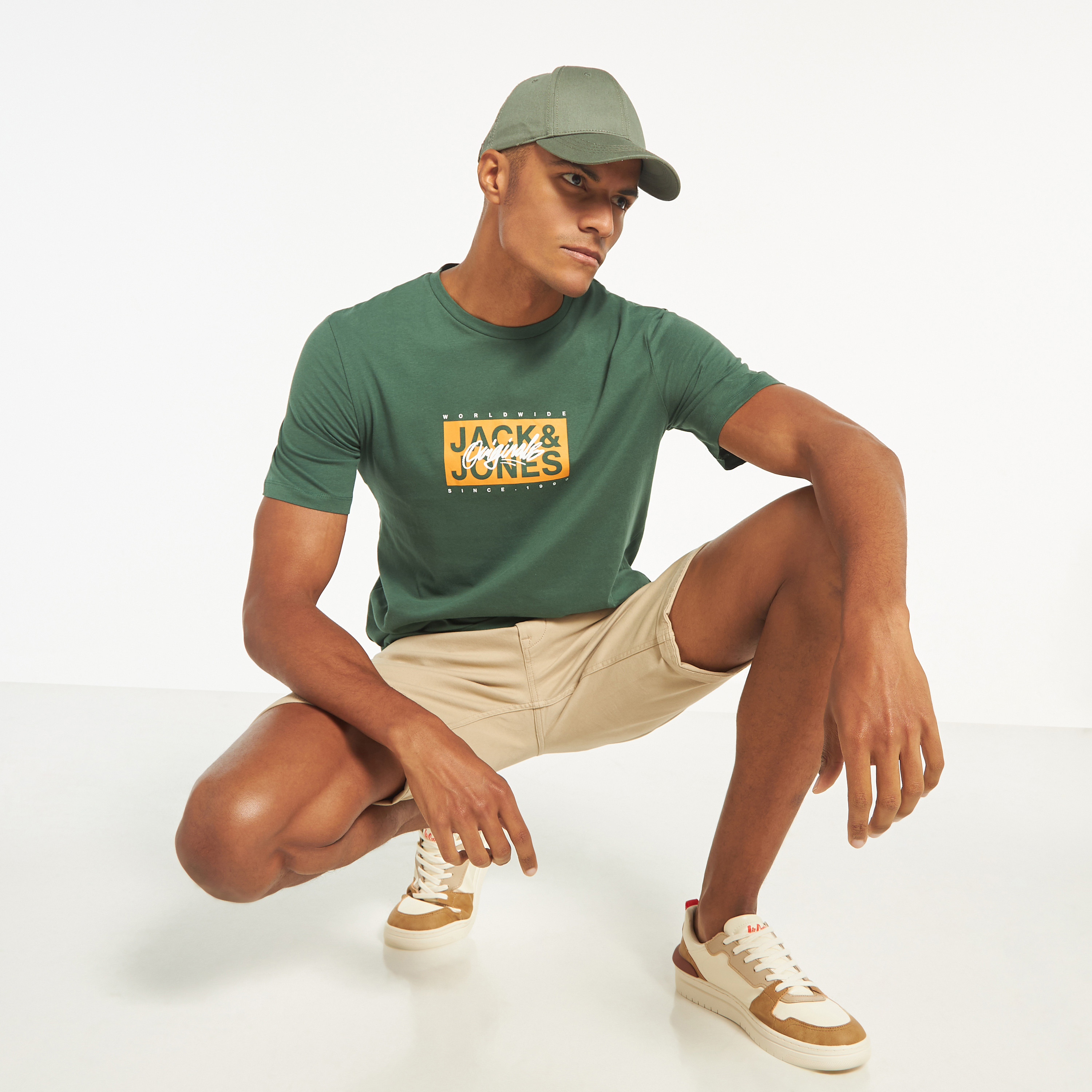 تي شيرت مطبوعة بأكمام قصيرة ورقبة مستديرة  من جاك اند جونز-men-clothing-tshirtsandpolos-tshirts-image-10