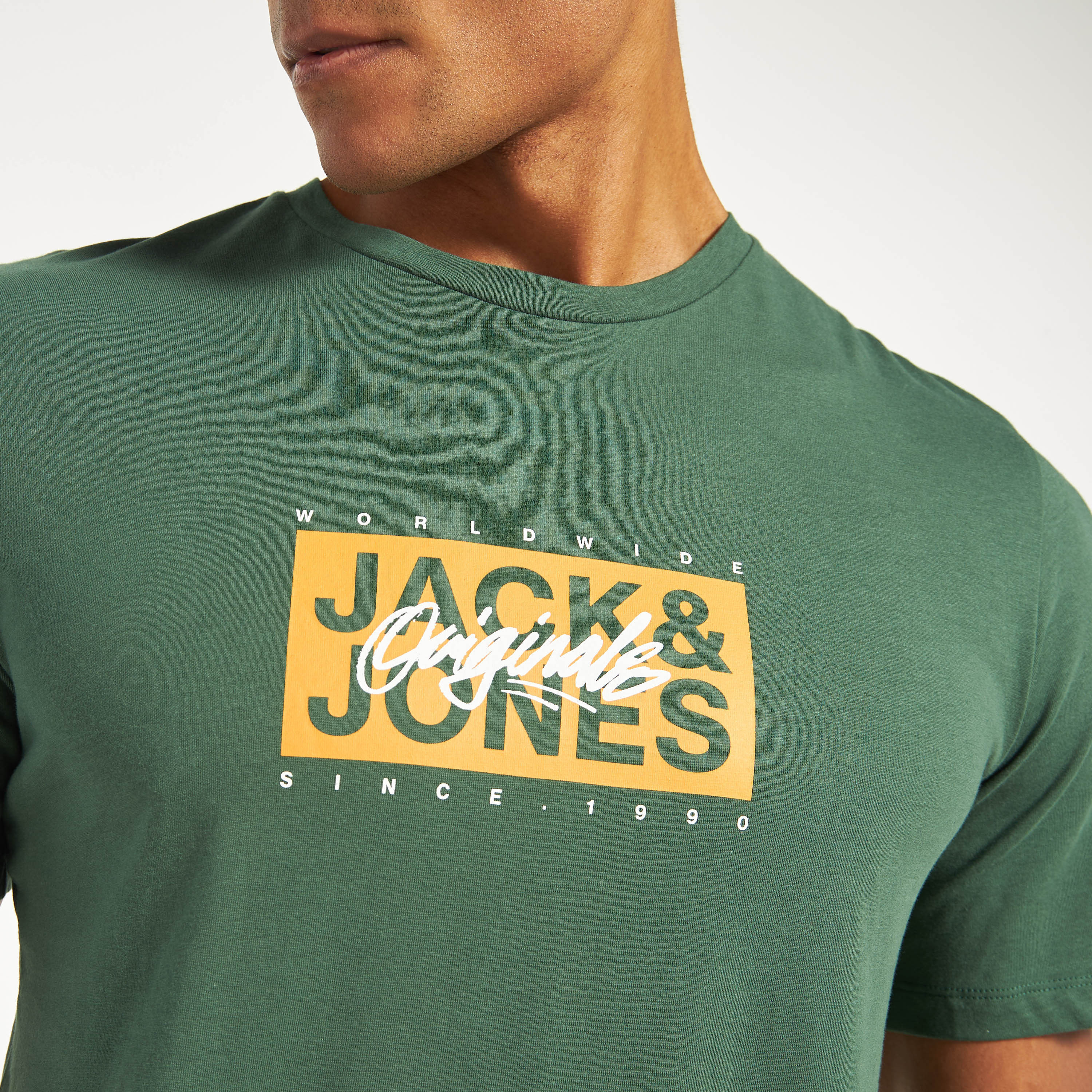 تي شيرت مطبوعة بأكمام قصيرة ورقبة مستديرة  من جاك اند جونز-men-clothing-tshirtsandpolos-tshirts-image-12