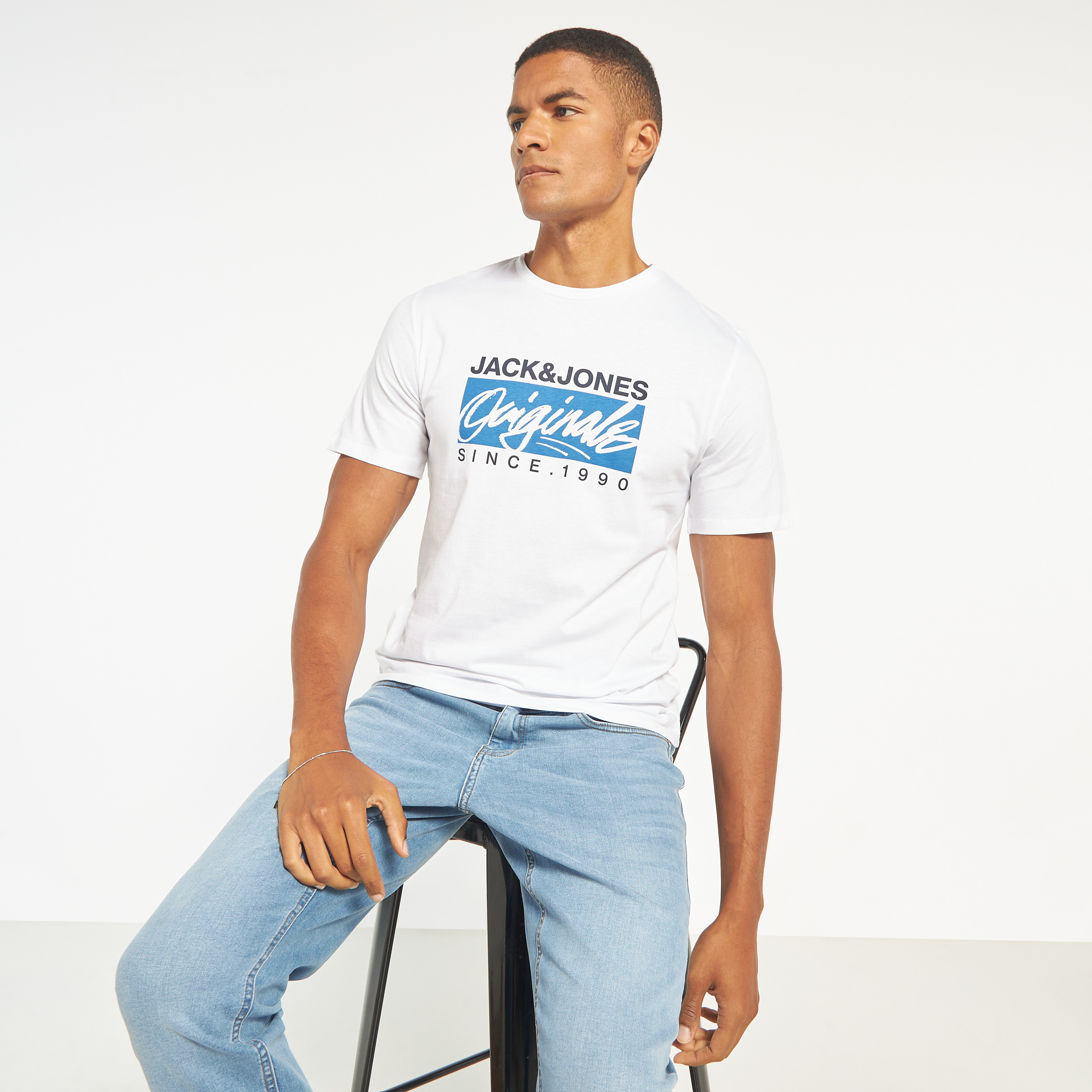 تي شيرت مطبوعة بأكمام قصيرة ورقبة مستديرة  من جاك اند جونز-men-clothing-tshirtsandpolos-tshirts-image-13