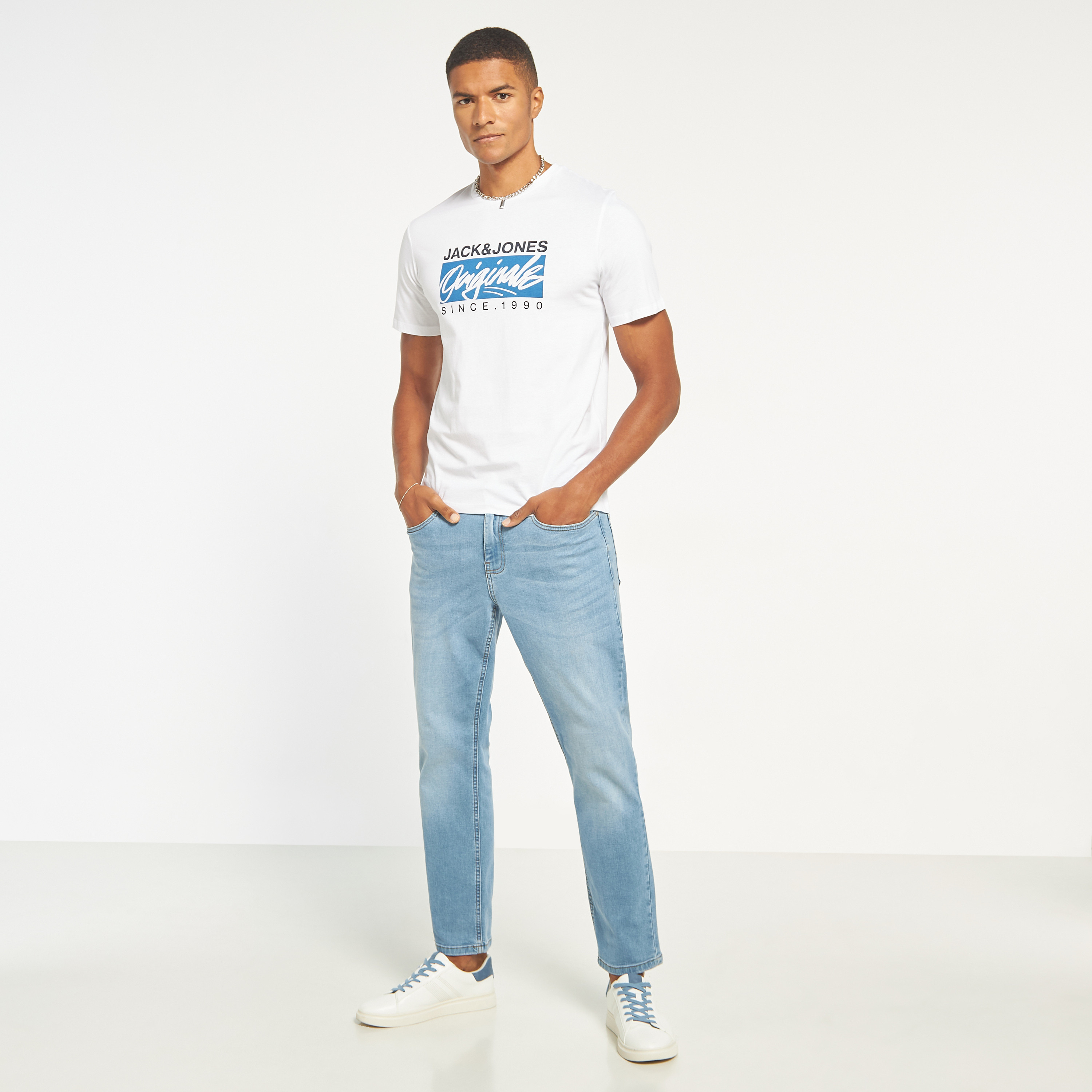 تي شيرت مطبوعة بأكمام قصيرة ورقبة مستديرة  من جاك اند جونز-men-clothing-tshirtsandpolos-tshirts-image-14