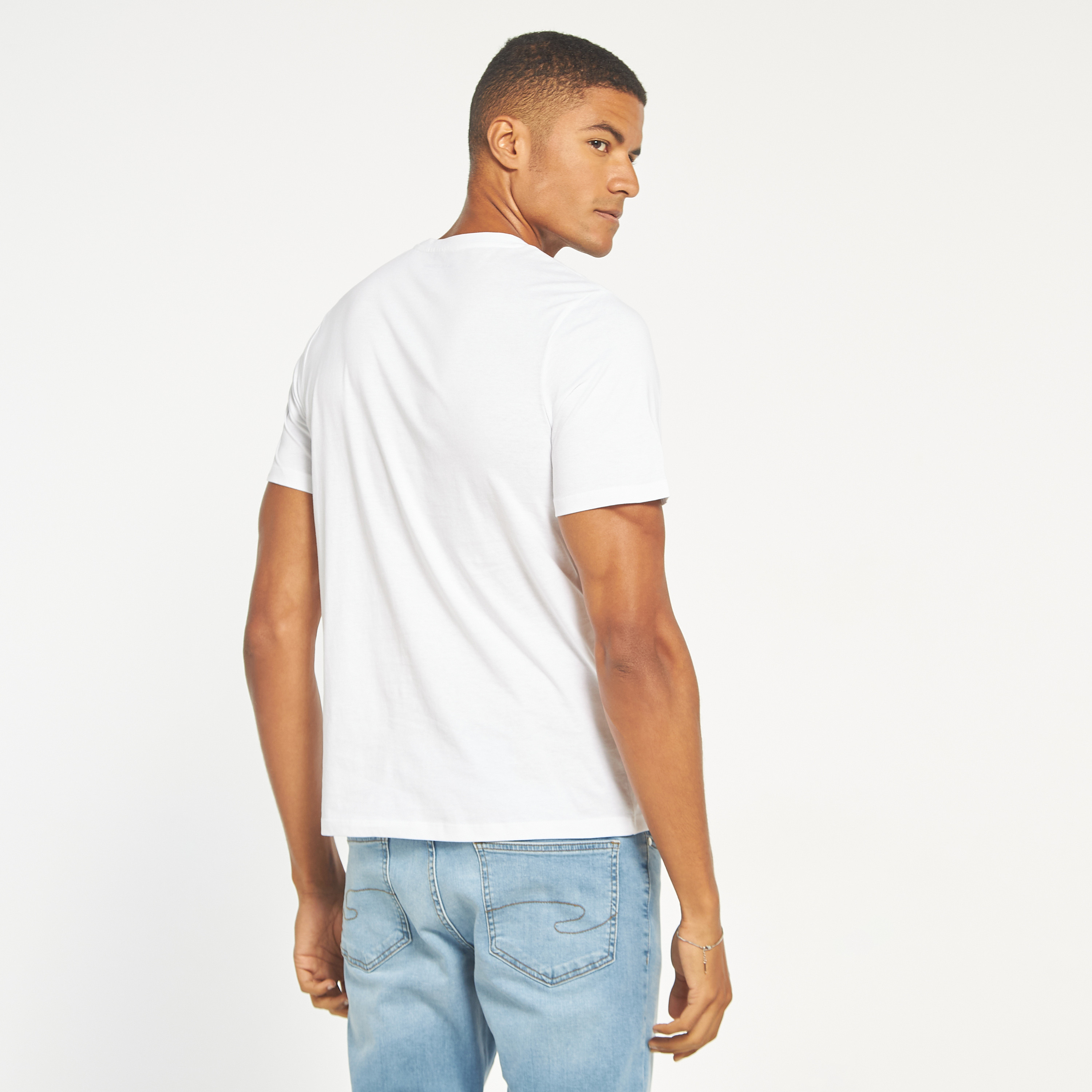 تي شيرت مطبوعة بأكمام قصيرة ورقبة مستديرة  من جاك اند جونز-men-clothing-tshirtsandpolos-tshirts-image-15