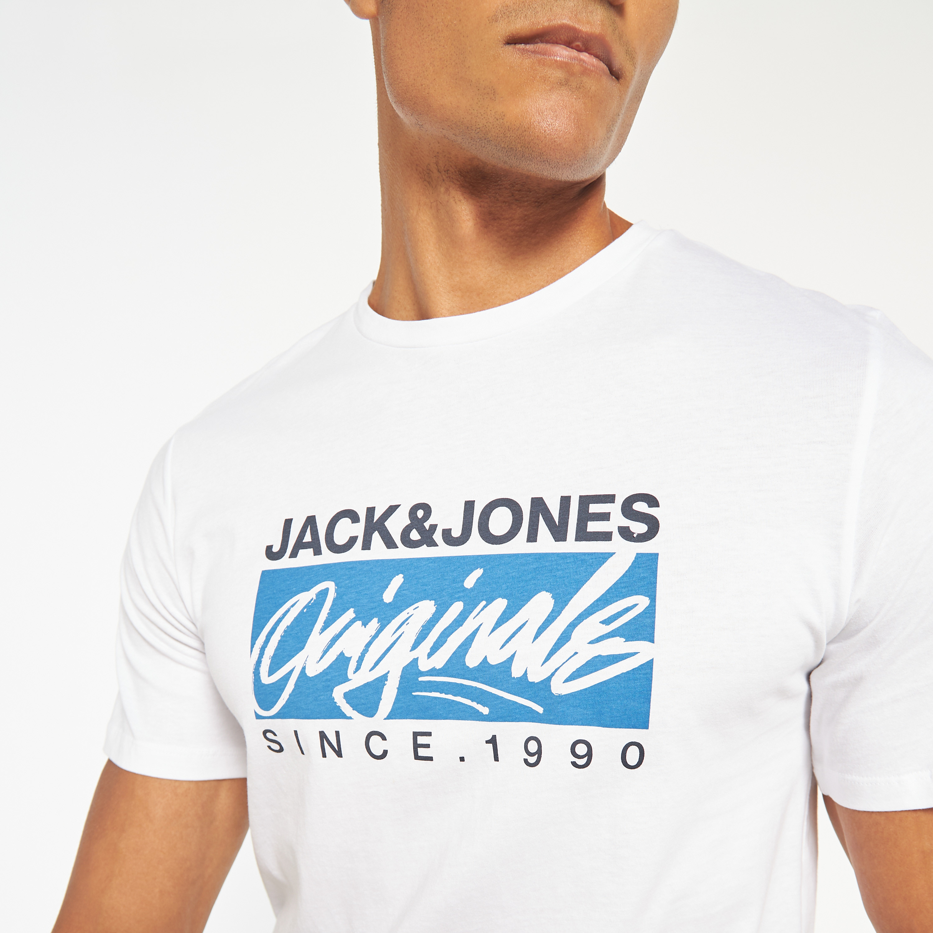 تي شيرت مطبوعة بأكمام قصيرة ورقبة مستديرة  من جاك اند جونز-men-clothing-tshirtsandpolos-tshirts-image-16
