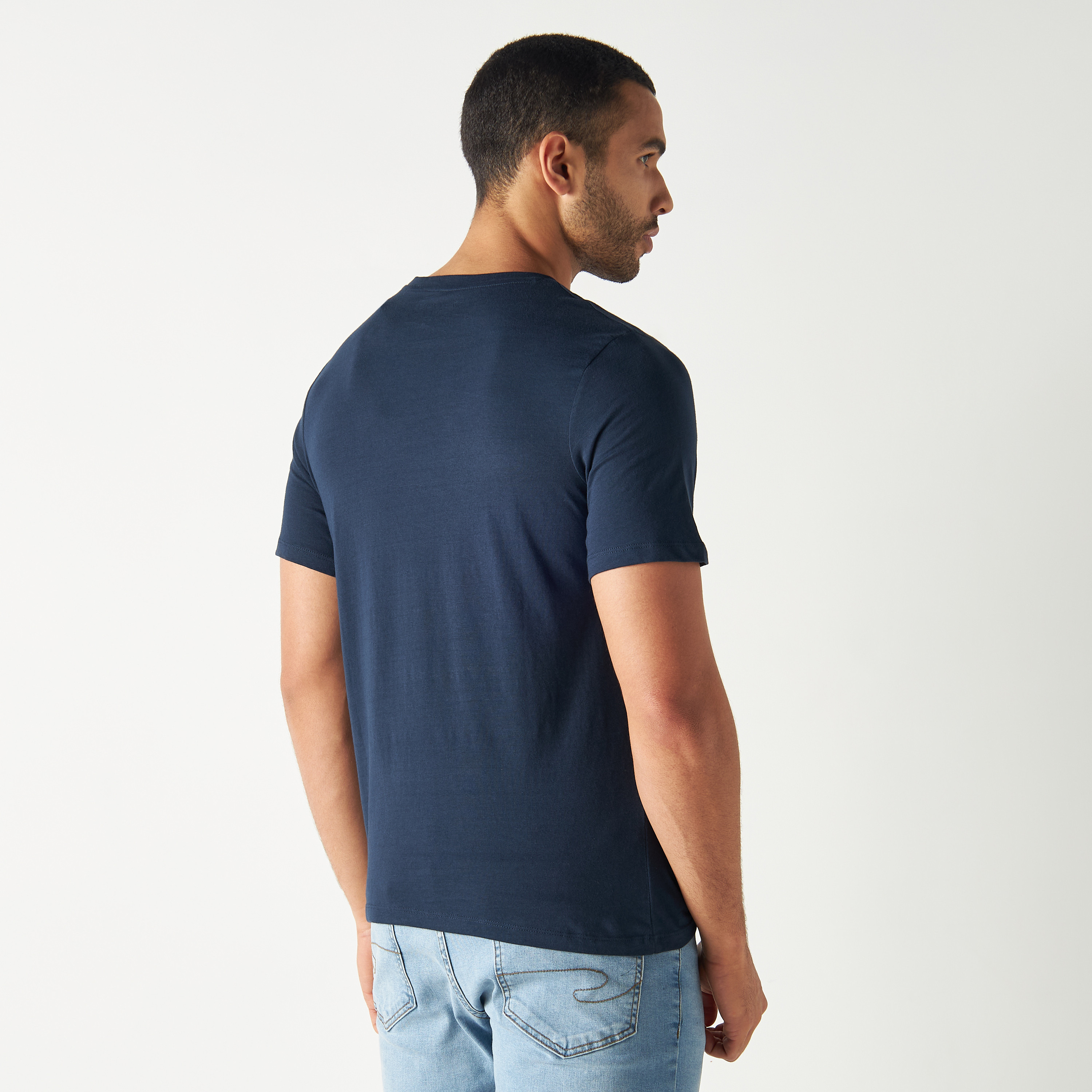 تي شيرت مطبوعة بأكمام قصيرة ورقبة مستديرة  من جاك اند جونز-men-clothing-tshirtsandpolos-tshirts-image-4