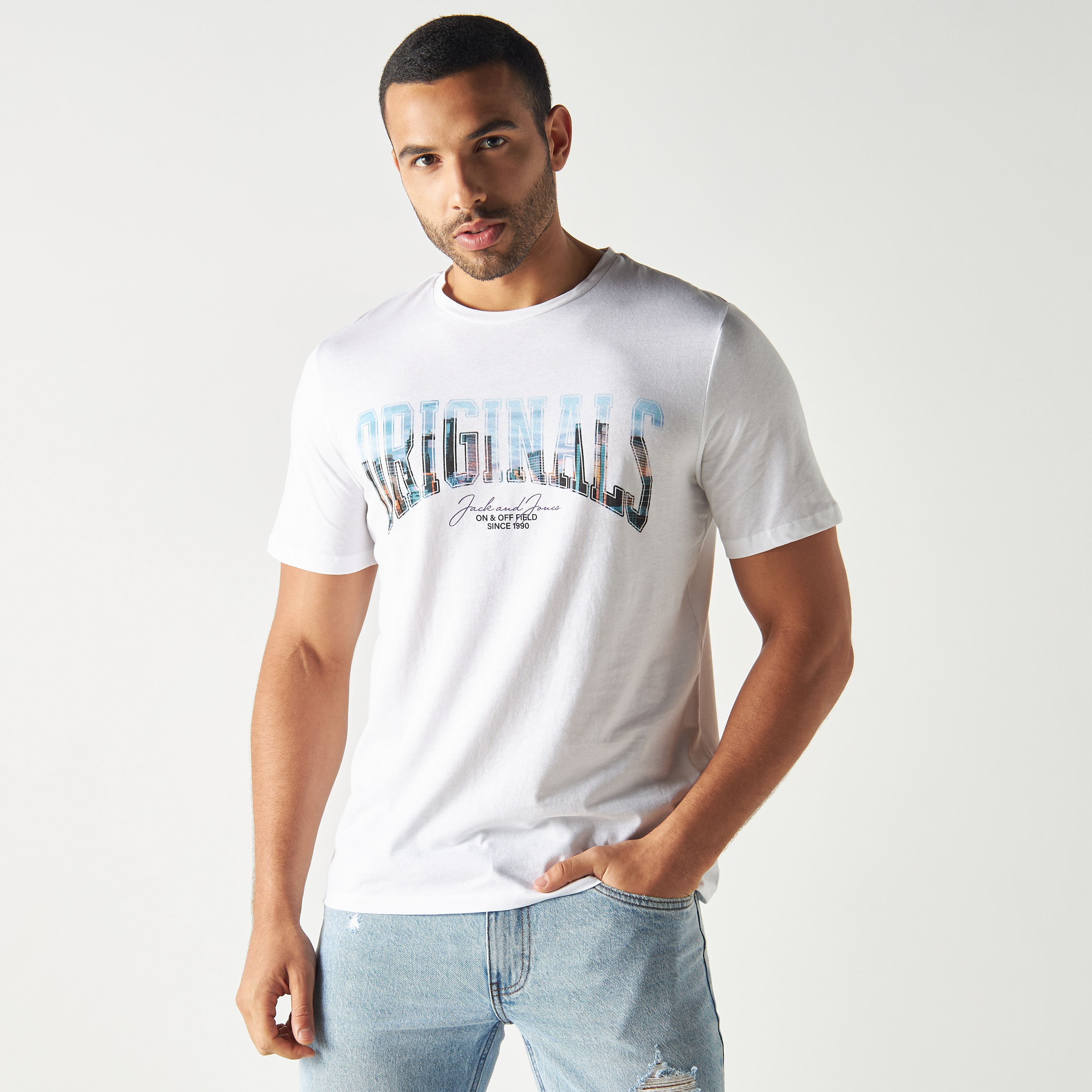 تي شيرت مطبوعة بأكمام قصيرة ورقبة مستديرة  من جاك اند جونز-men-clothing-tshirtsandpolos-tshirts-image-6