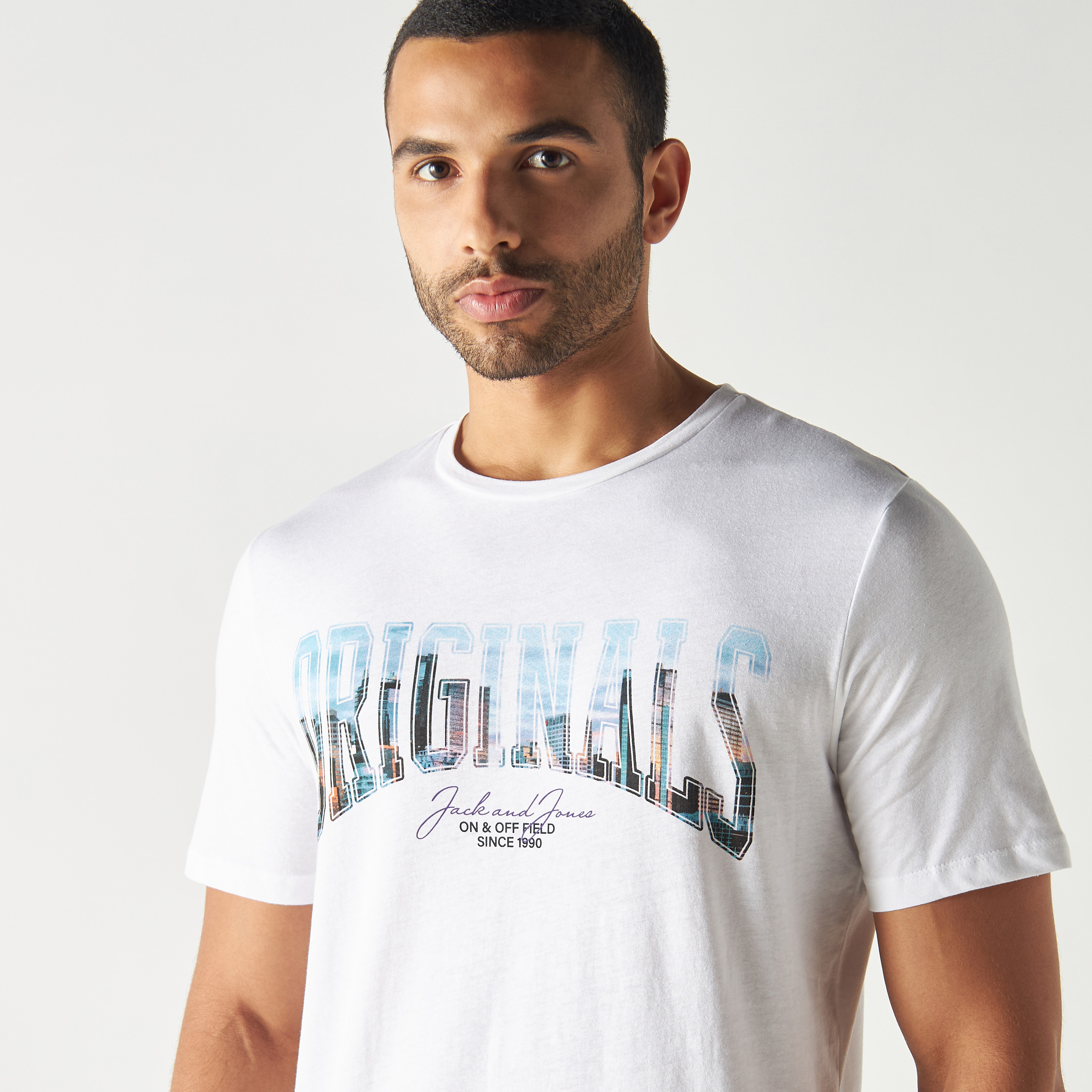 تي شيرت مطبوعة بأكمام قصيرة ورقبة مستديرة  من جاك اند جونز-men-clothing-tshirtsandpolos-tshirts-image-9