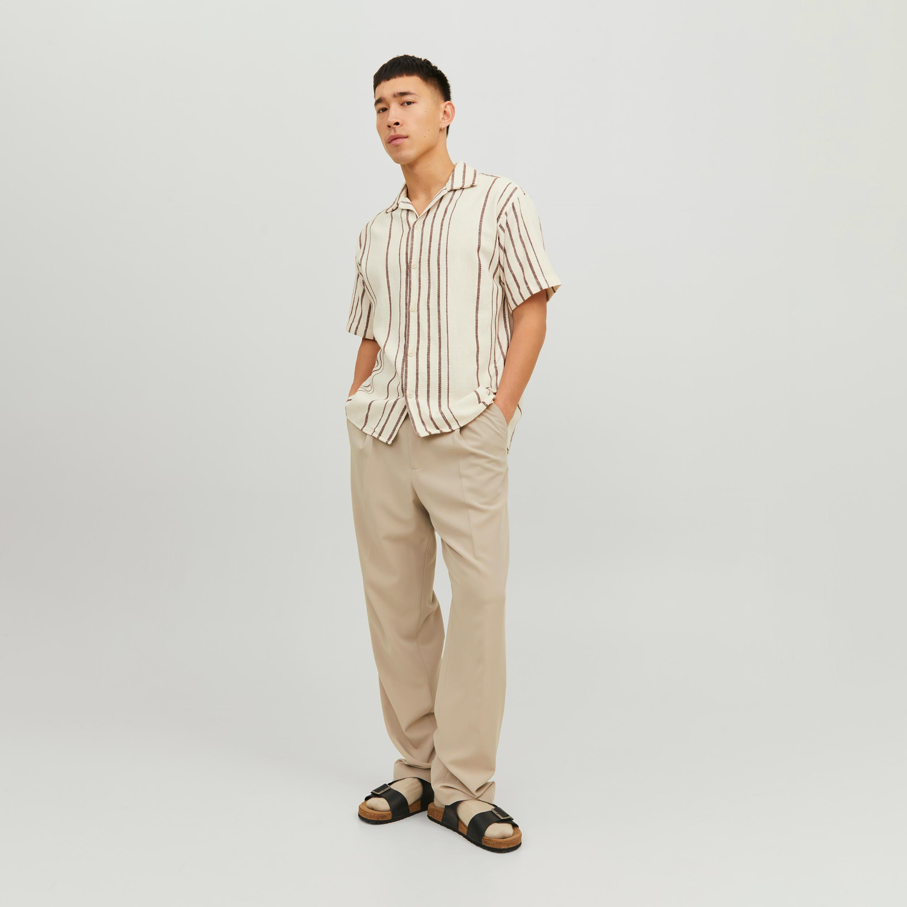 قميص كاجوال من جاك آند جونز بياقة كوبية وأكمام قصيرة مع مخطط -men-clothing-shirts-image-2