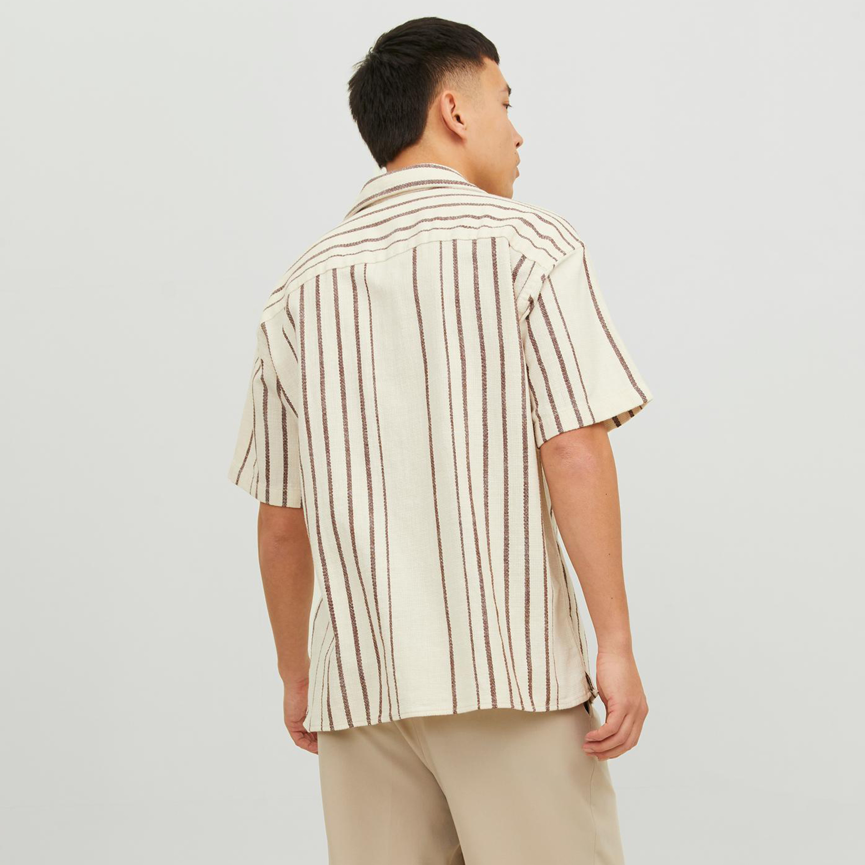 قميص كاجوال من جاك آند جونز بياقة كوبية وأكمام قصيرة مع مخطط -men-clothing-shirts-image-4