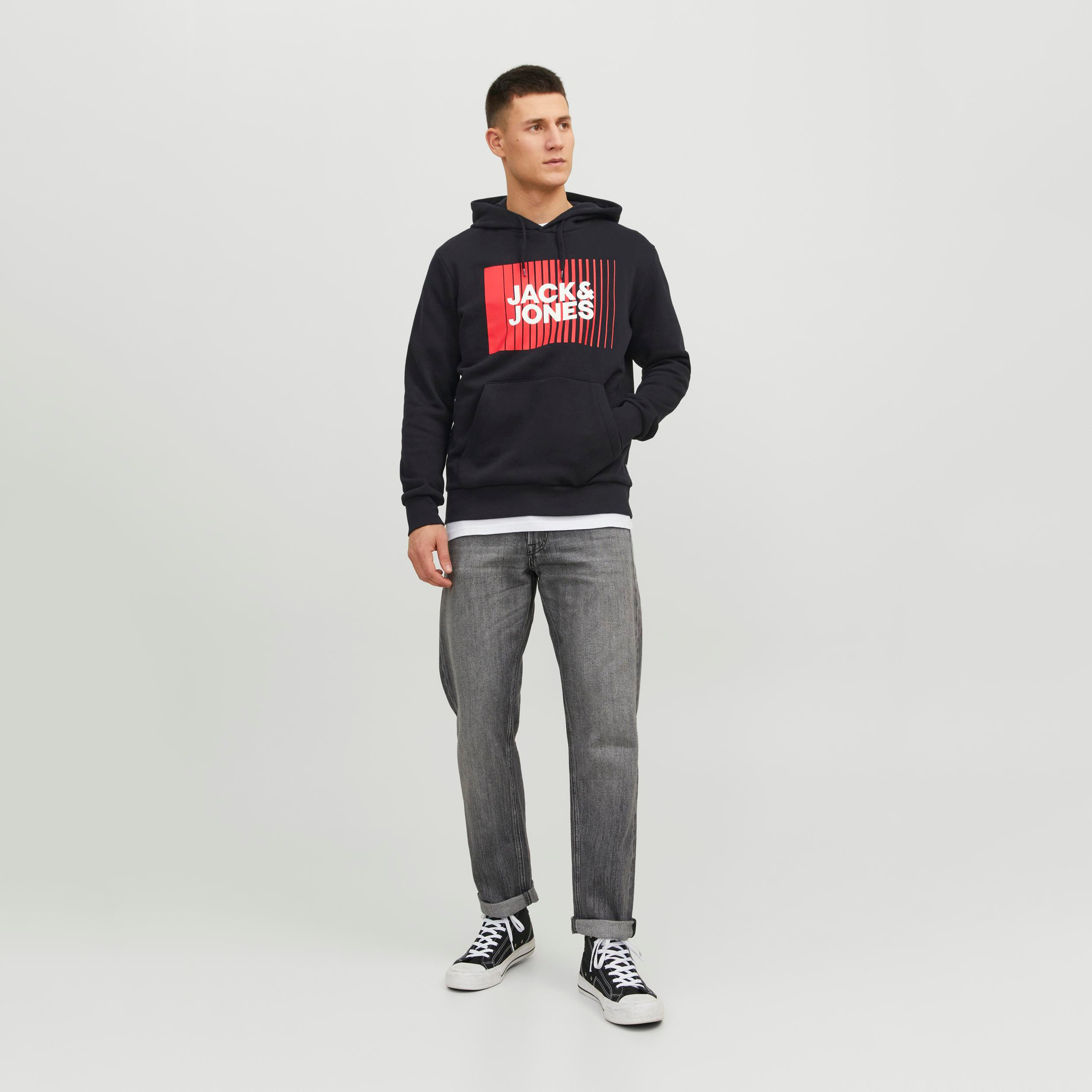 هودي بطبعة شعار من جاك آند جونز مع جيب الكنغر-men-winterwear-hoodiesandsweatshirts-image-2
